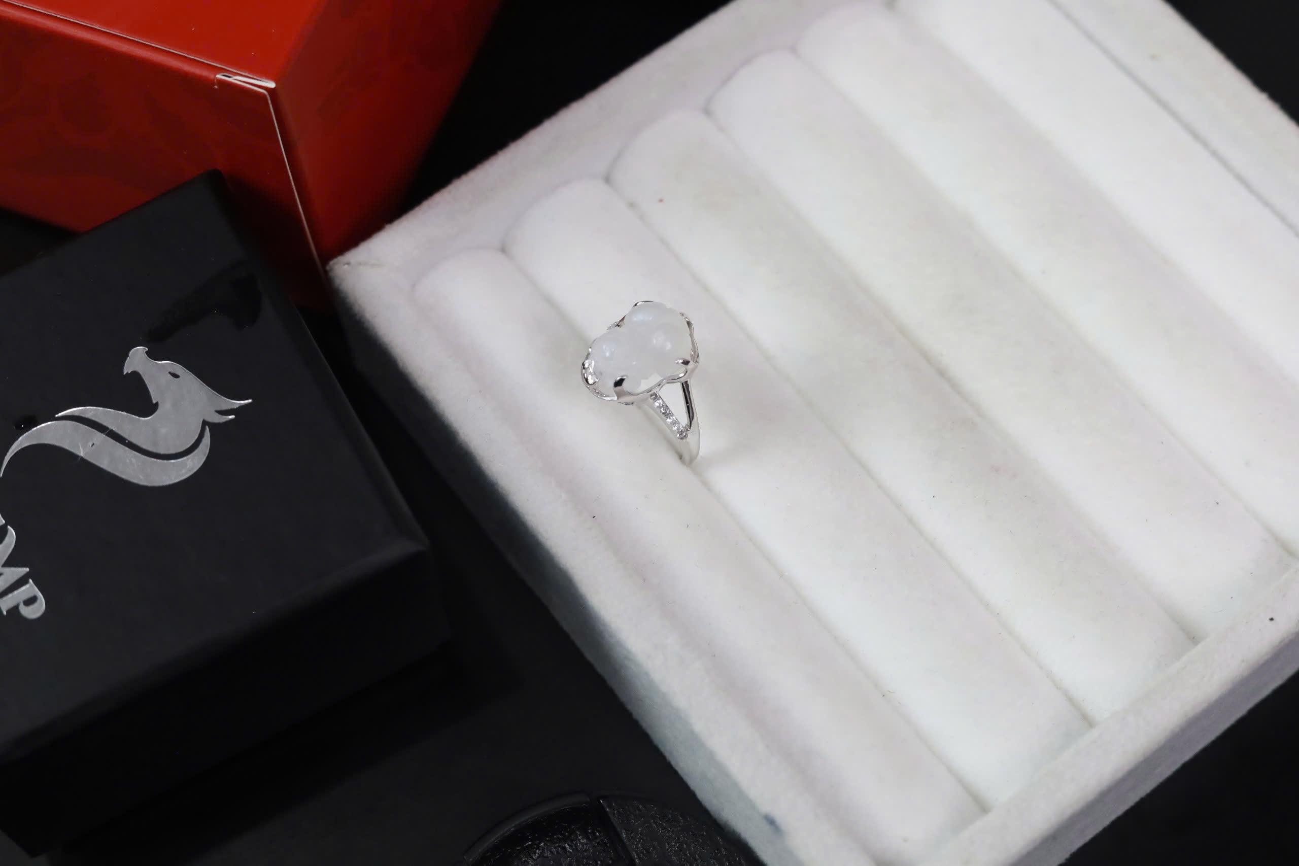 Nhẫn tì hưu đá mặt trăng