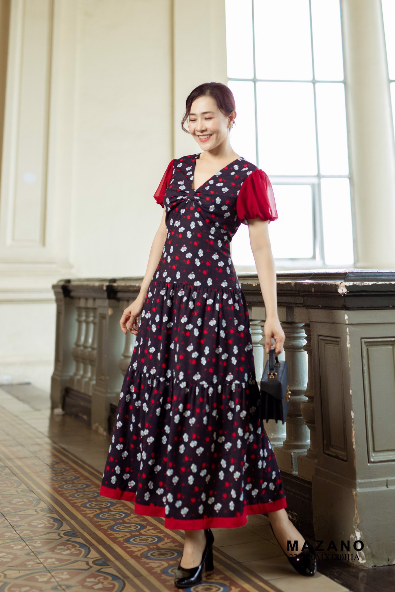 Đầm Maxi vải voan in hoạ tiết phối màu đỏ hai tay và gấp váy