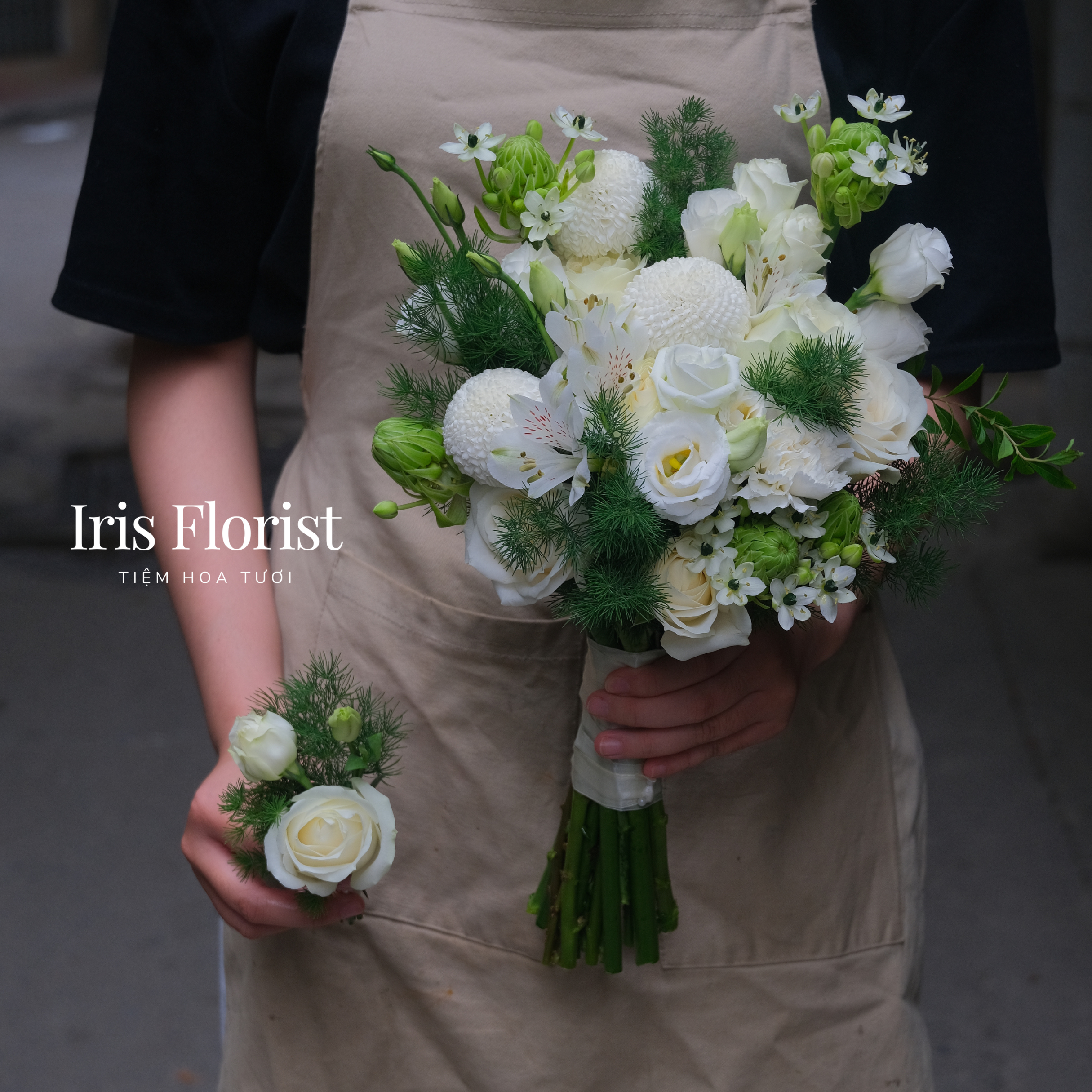 Bó hoa cưới tone xanh trắng (tùng nho, thiên nga, cúc ping)
