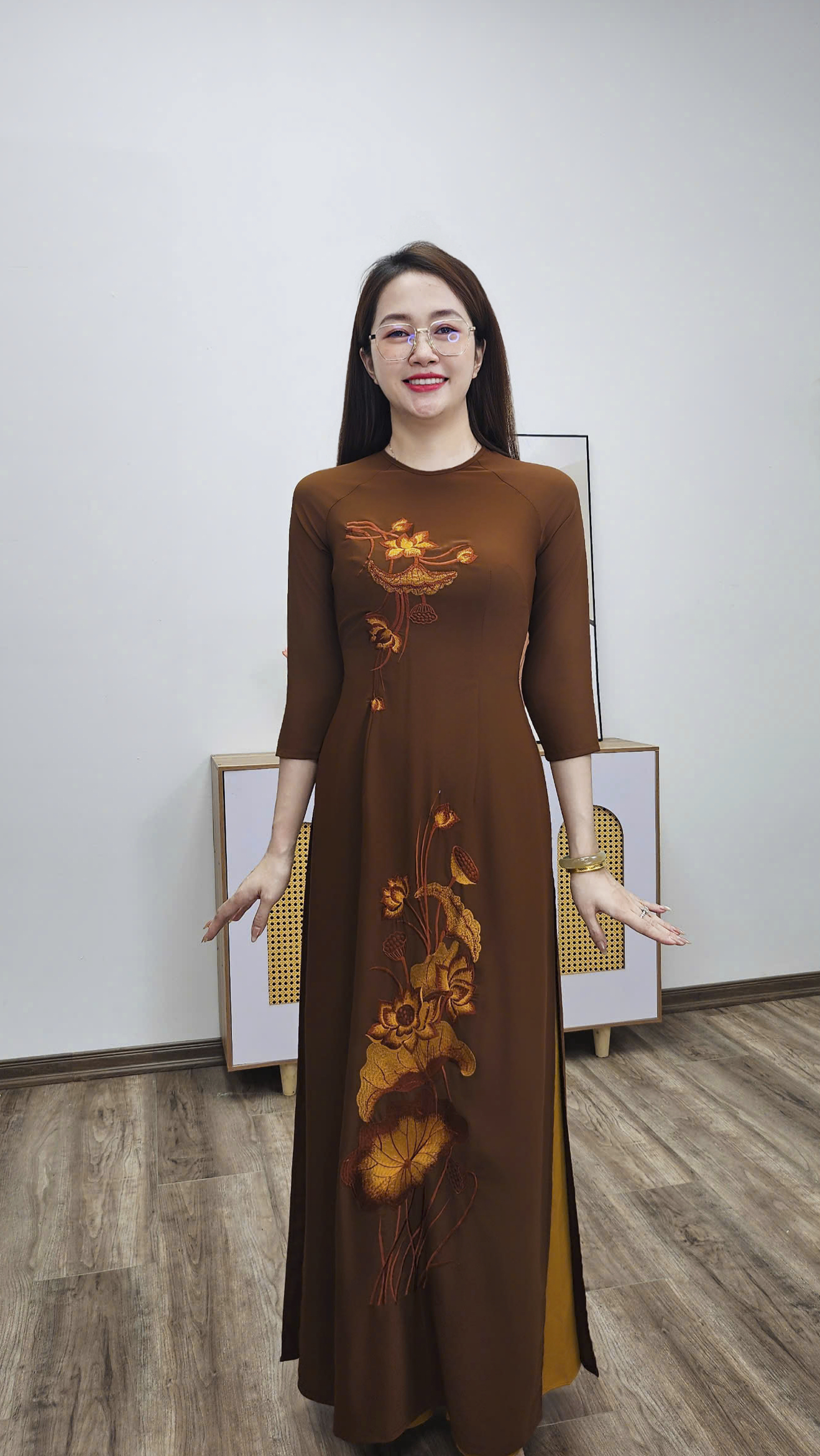 T456 áo dài cổ khít tay lỡ lụa mỹ nâu thêu sen_thumbnail_4