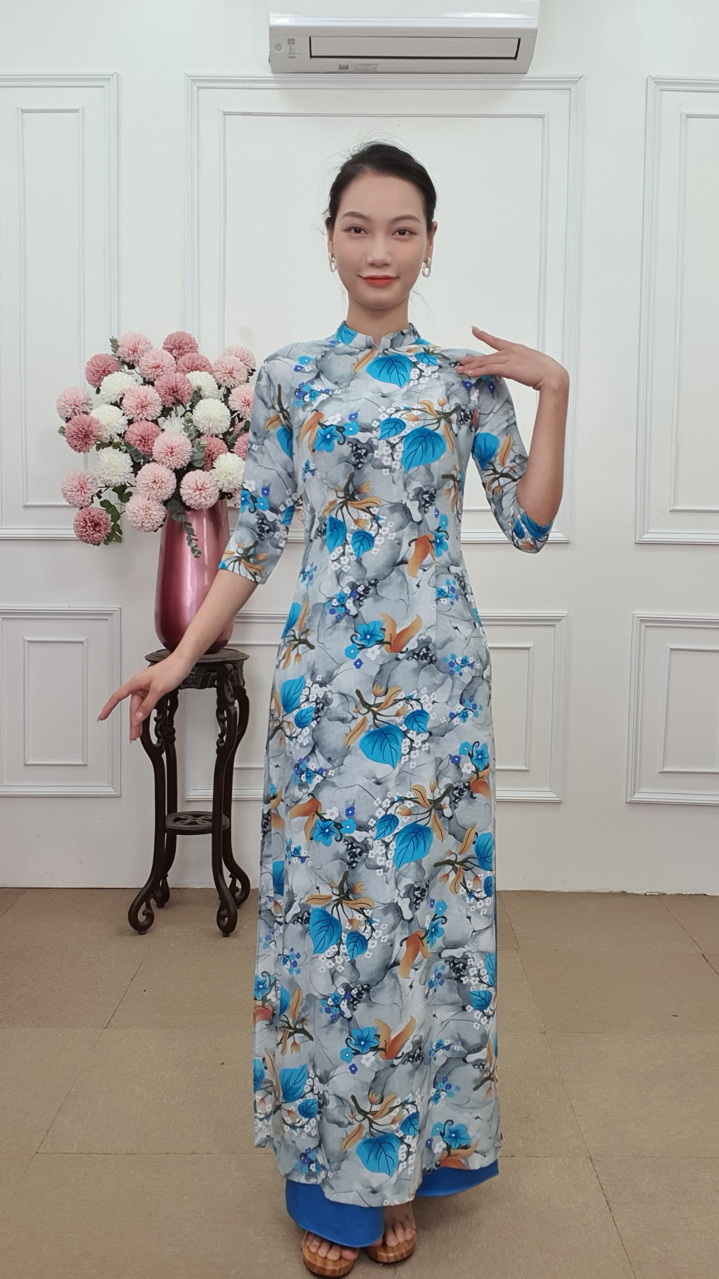 A2028 áo dài lụa hàn châu cổ 2p nền xám đá hoa lá xanh biển 199k_thumbnail_2