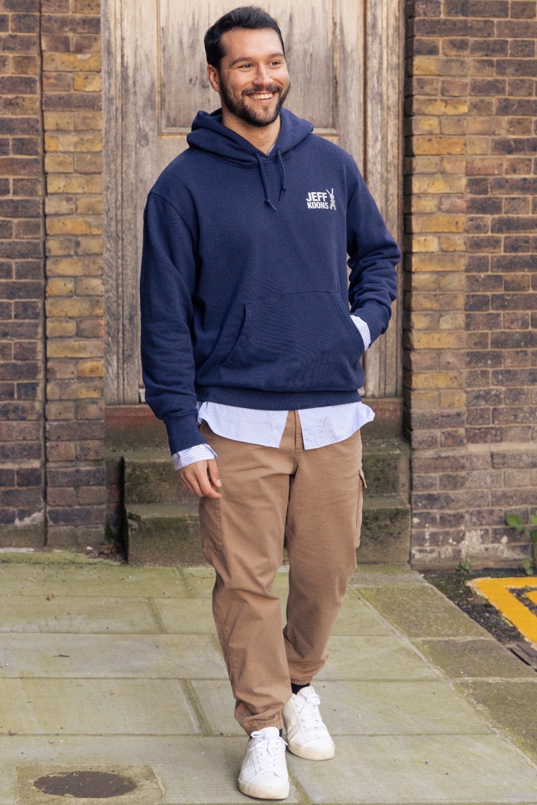 Phối quần nâu với áo hoodie xanh