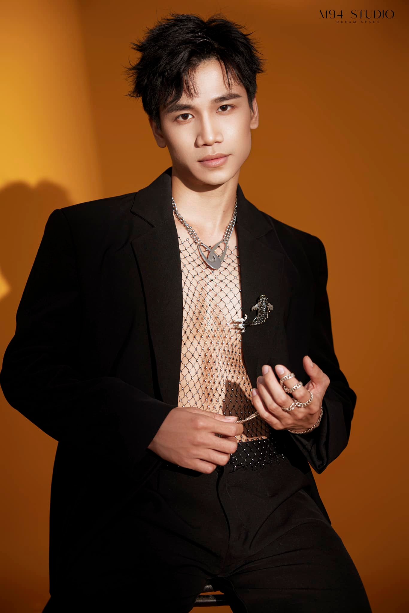 Suit đen cá tính – Lịch lãm & nổi bật_thumbnail_1