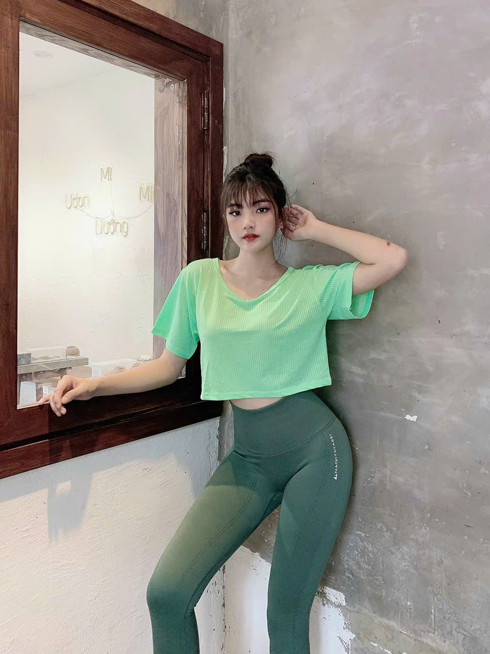 Áo Tank Thể Thao Lưới Mè Dáng Croptop