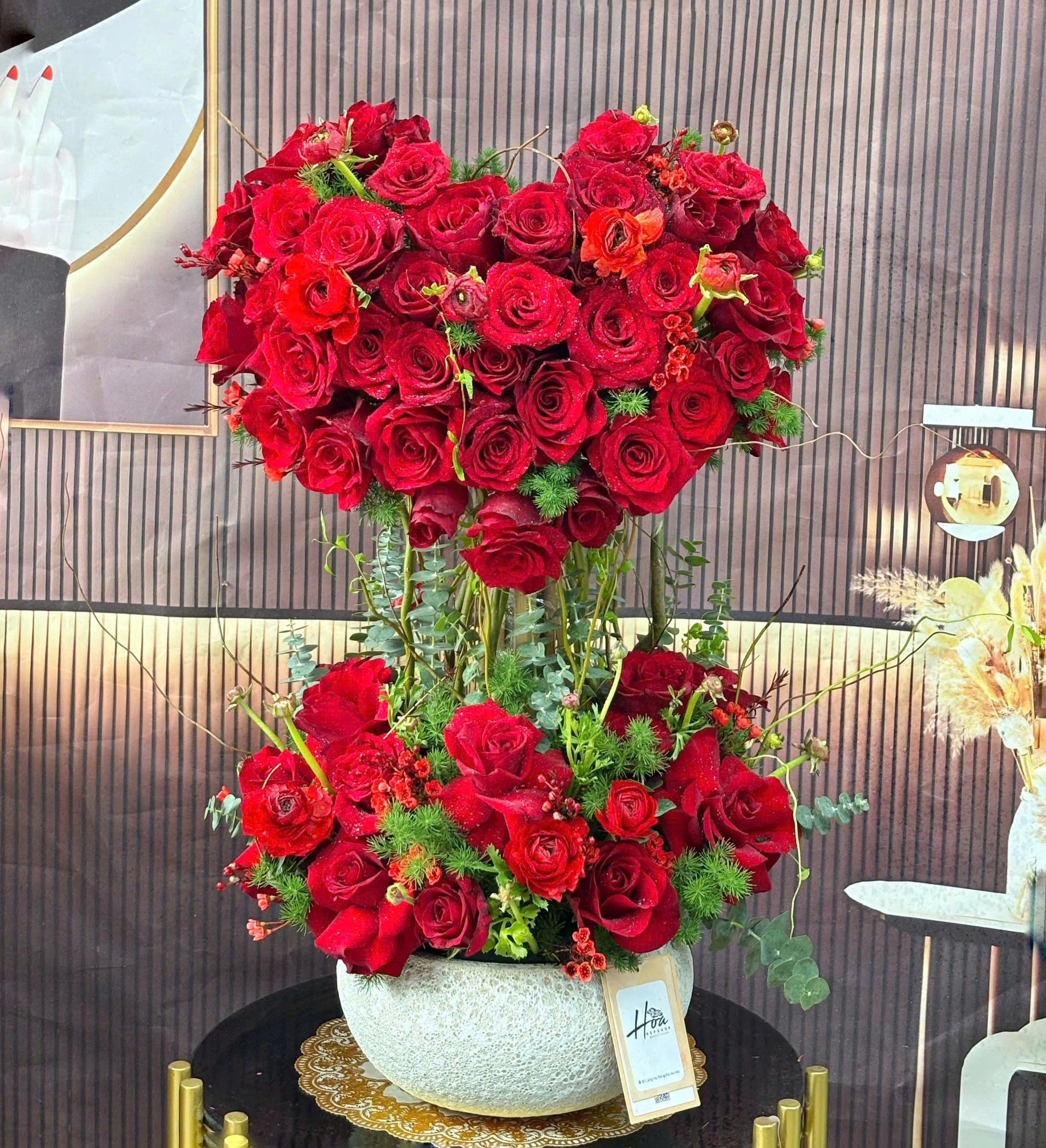 Bình hoa hồng đỏ trái tim