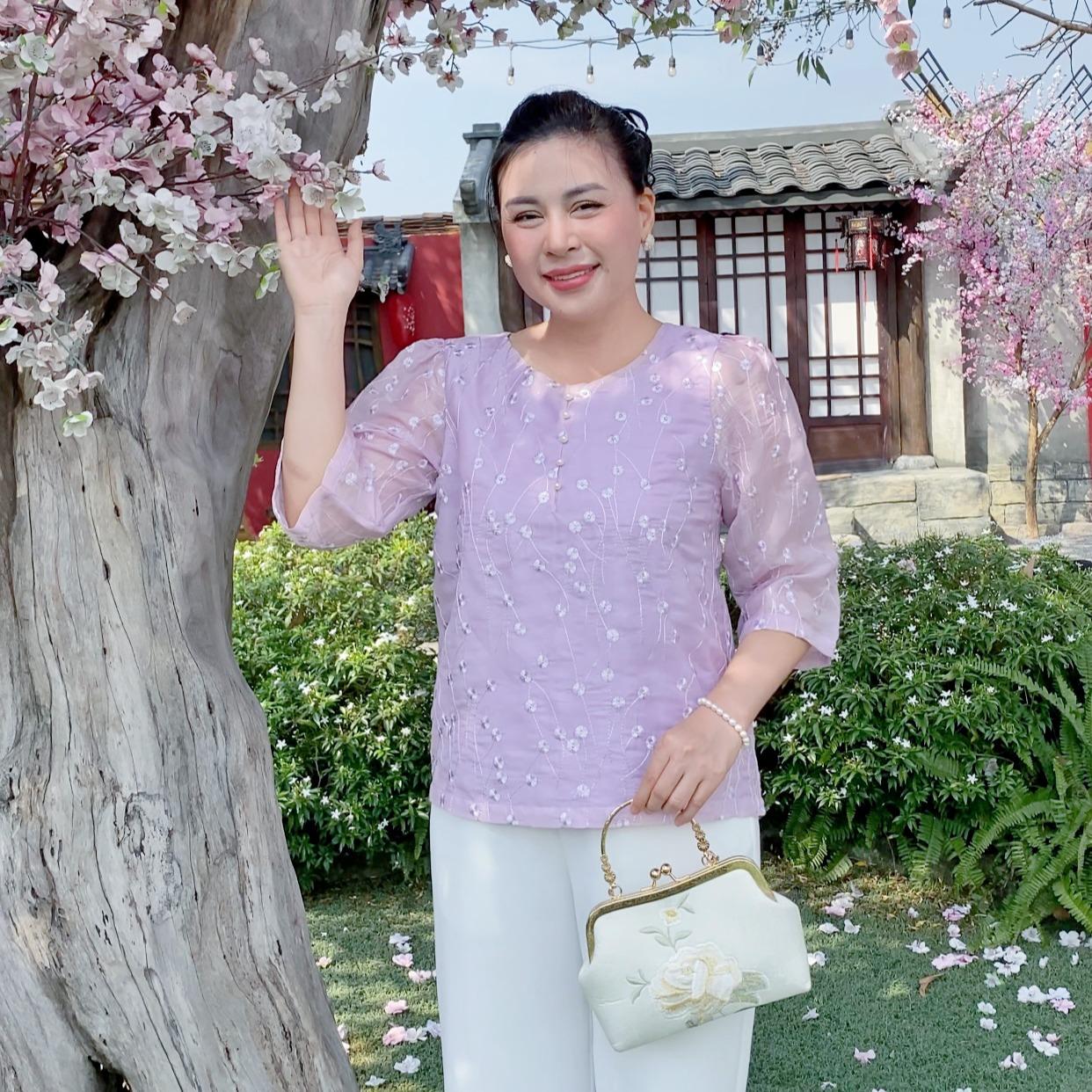 GUMOM - Áo Kiểu Trung Niên U50 U60 Cao Cấp Cổ Tròn Tay Lỡ Thêu Hoa Sang Trọng Cho Nữ - Women Nhung Kem Nho