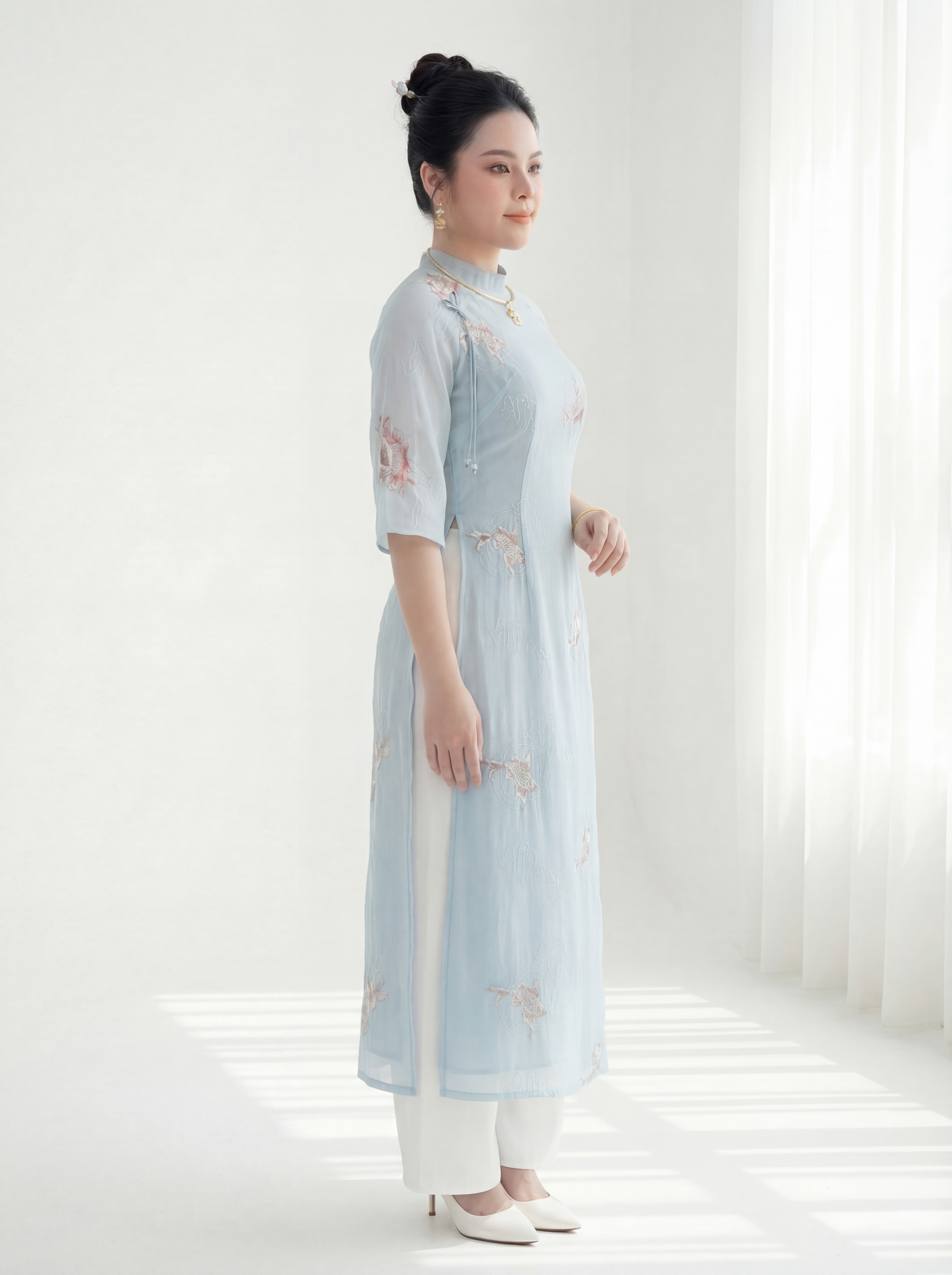 Người mẫu mặc set áo dài bigsize V-AD030 ở góc nghiêng
