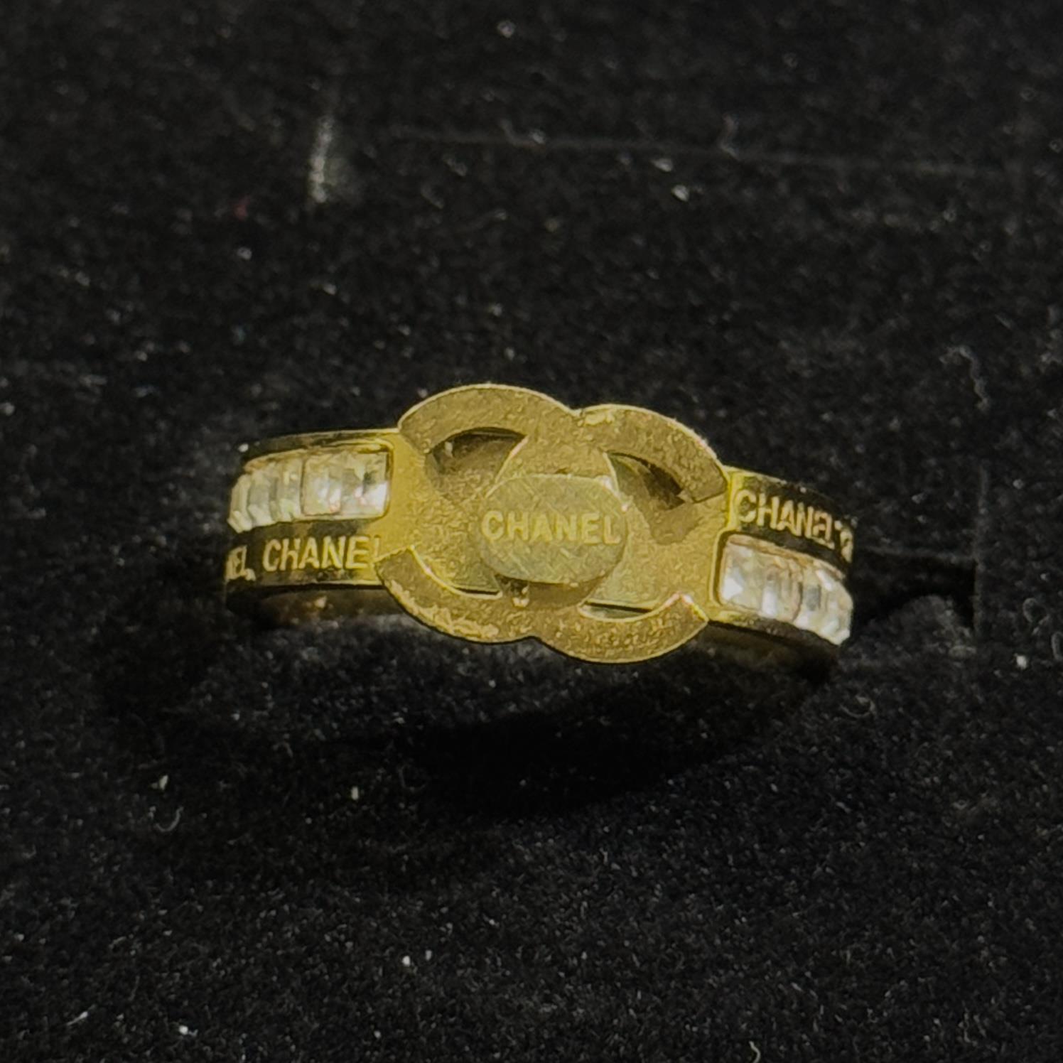 nhẫn kiểu titan vàng Chanel khắc chữ size 7_thumbnail_3