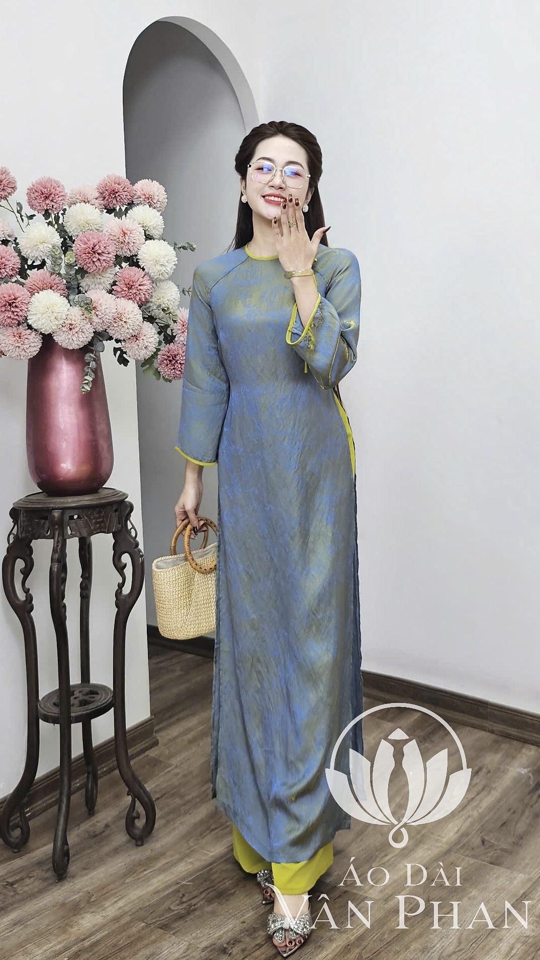 CT377 áo dài cách tân cổ khít tay loe tơ tằm xanh viền cốm