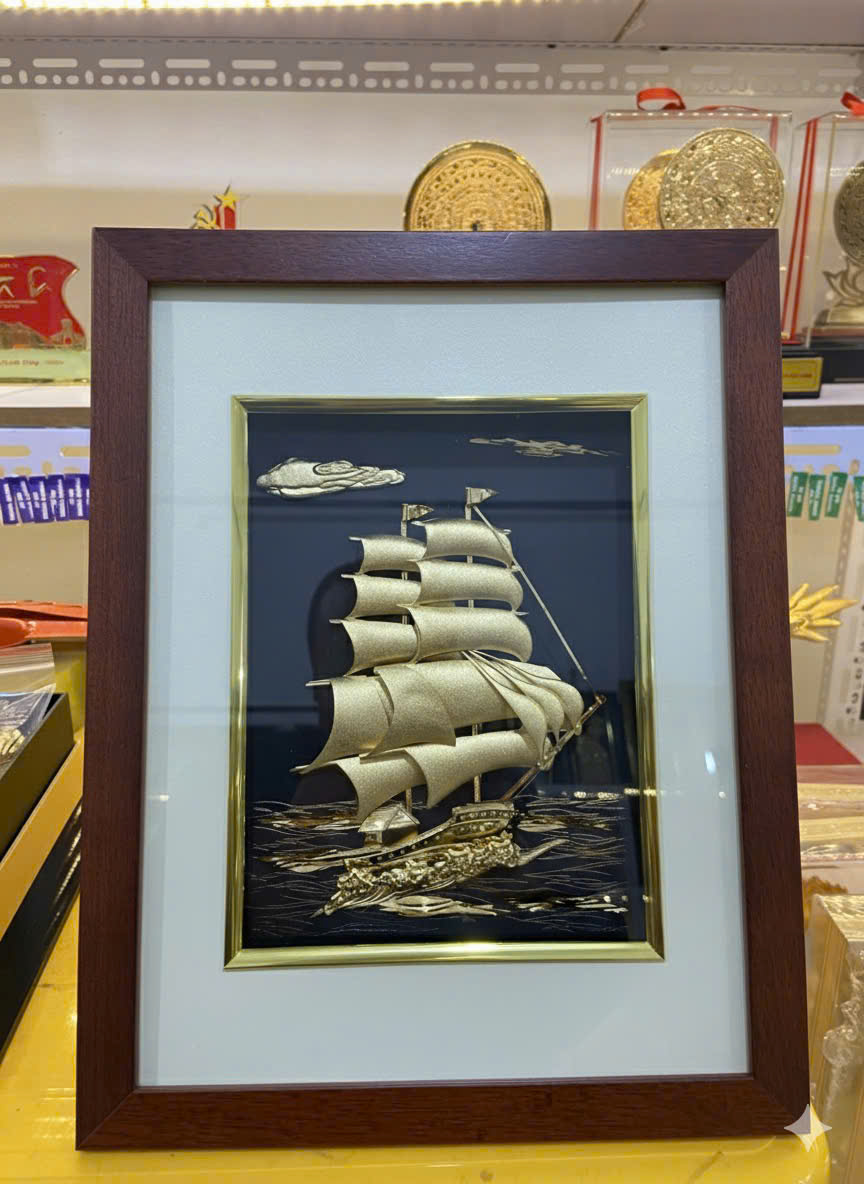 Tranh quà tặng  thuyền thuận buồm xuôi gió mạ vàng 24k KT 34X 27CM 