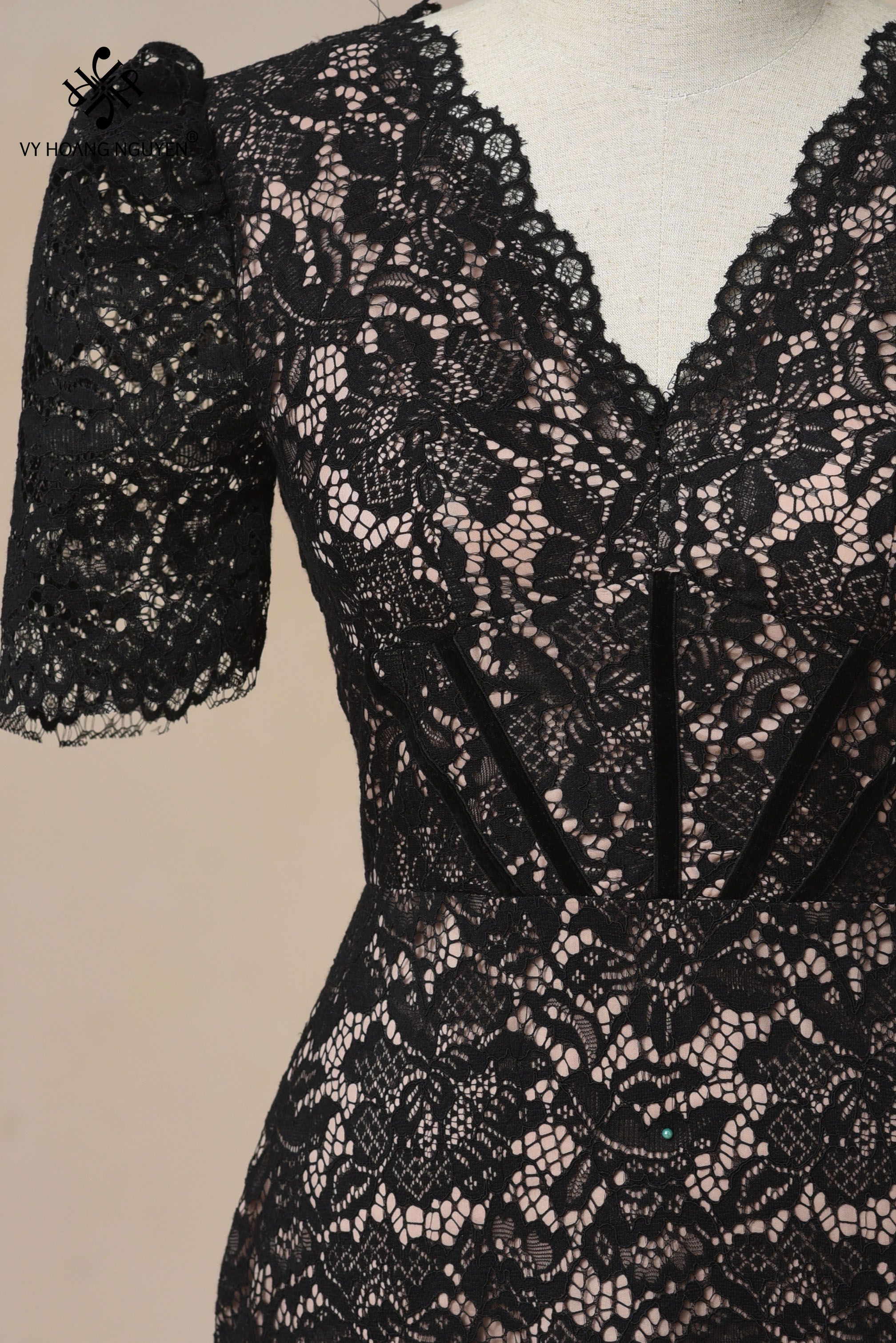 Đầm Suông Bút Chì Ren Hoa Cổ V_thumbnail_2