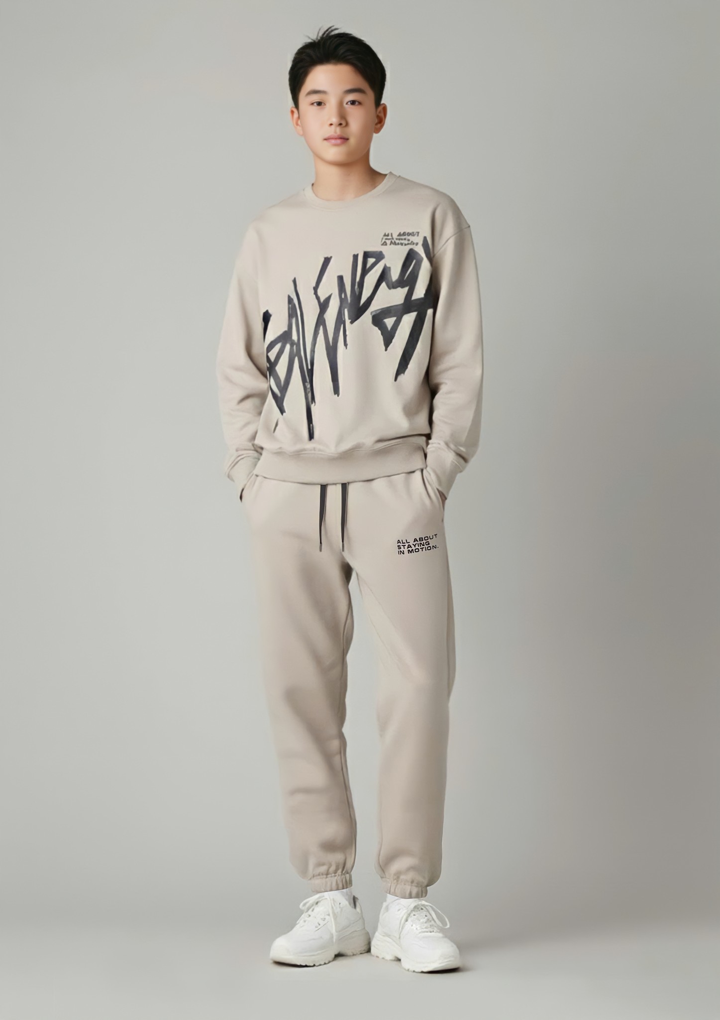 Áo nỉ cổ tròn be in chữ ngực