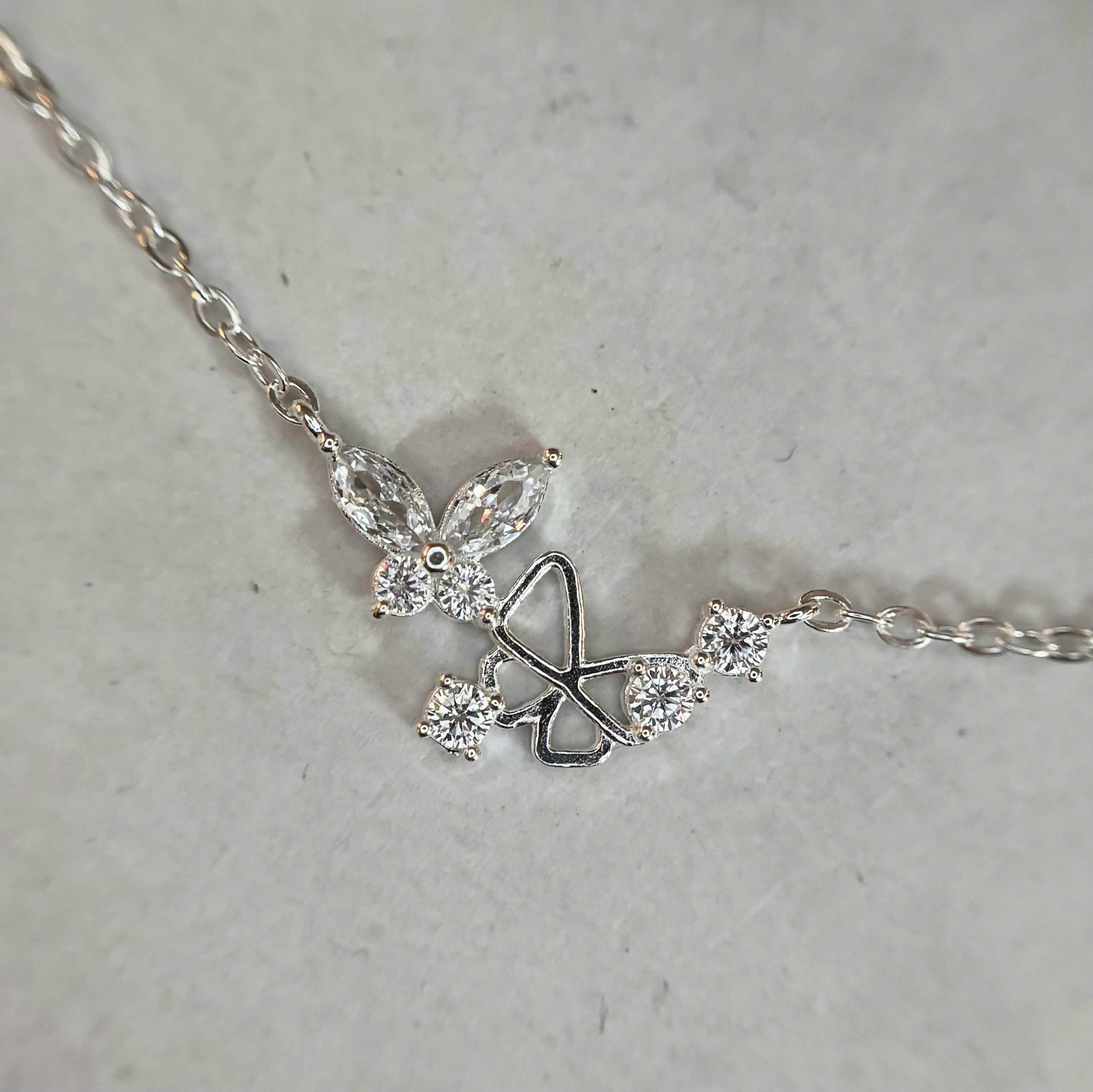 Vòng cổ bạc xi kim bướm trắng