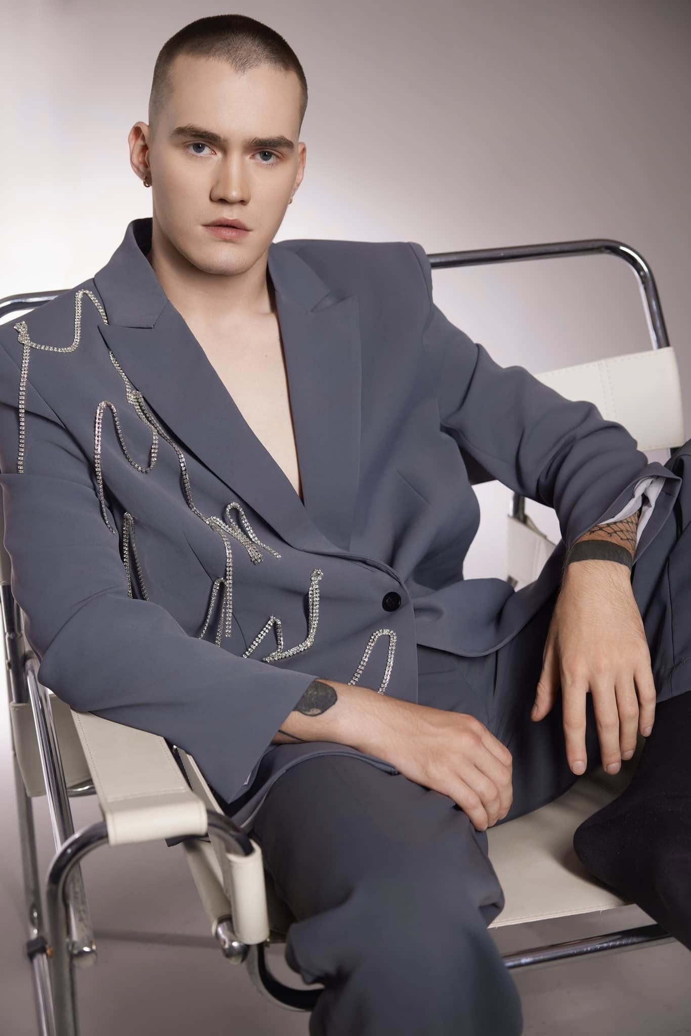 Suit xám đính pha lê – Tinh tế & hiện đại_thumbnail_1