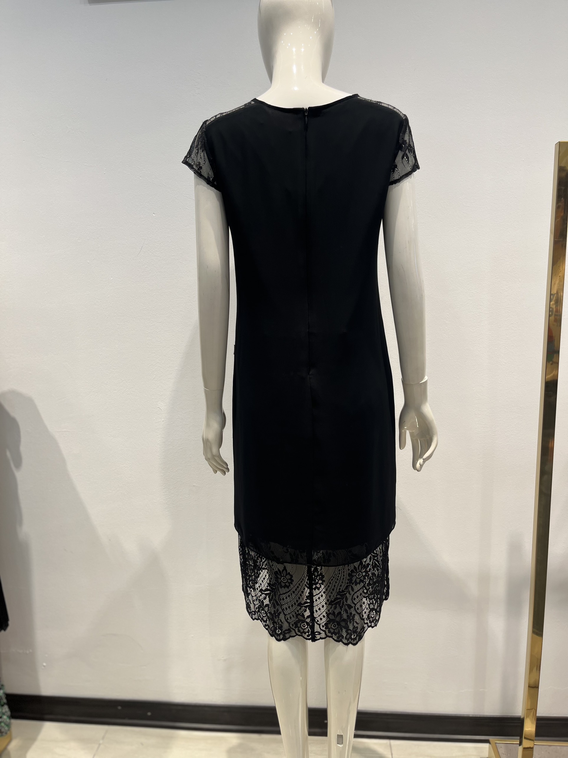 Váy suông đen chân phối ren