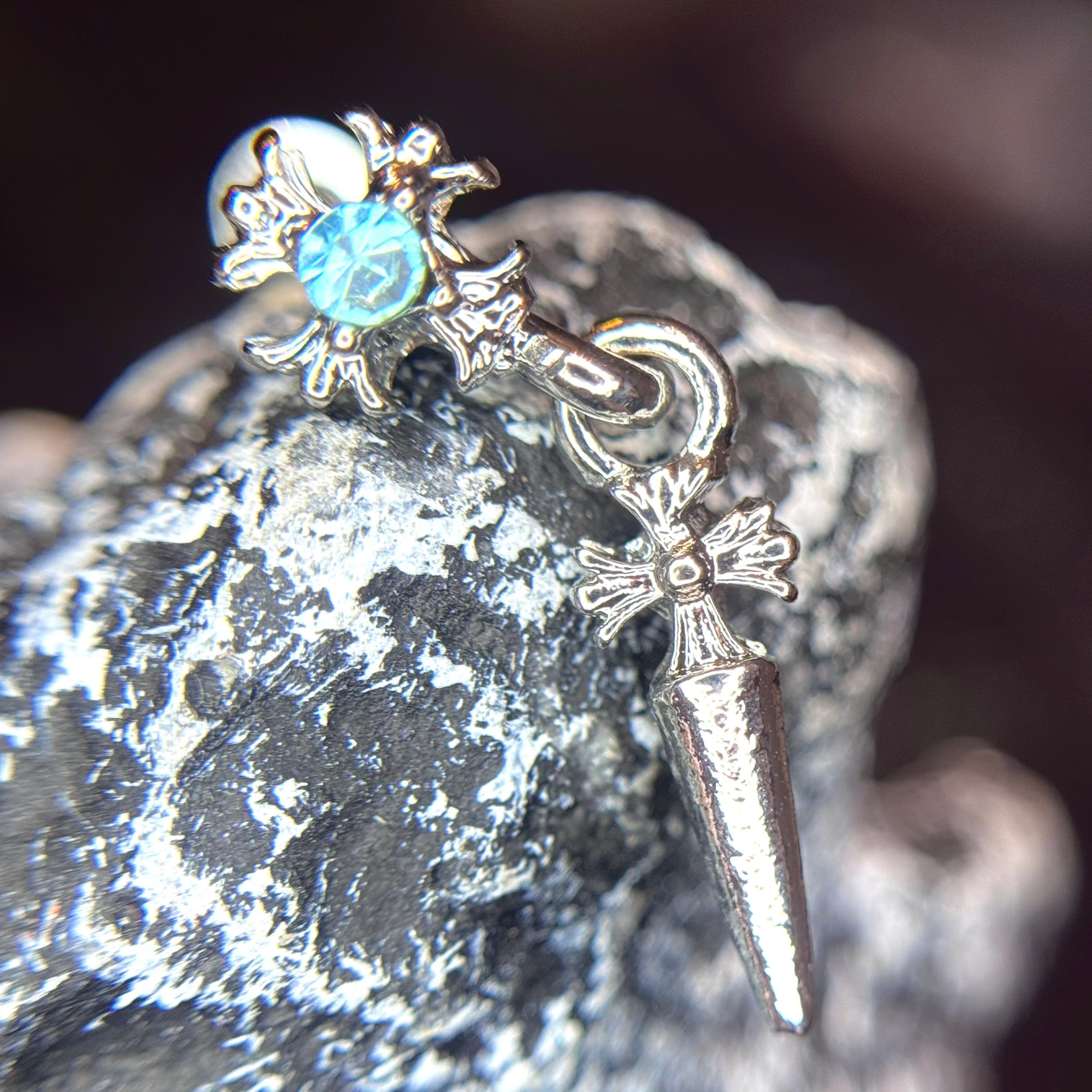 Khuyên kiểu đá xanh rơi chữ thập bi vặn_thumbnail_3