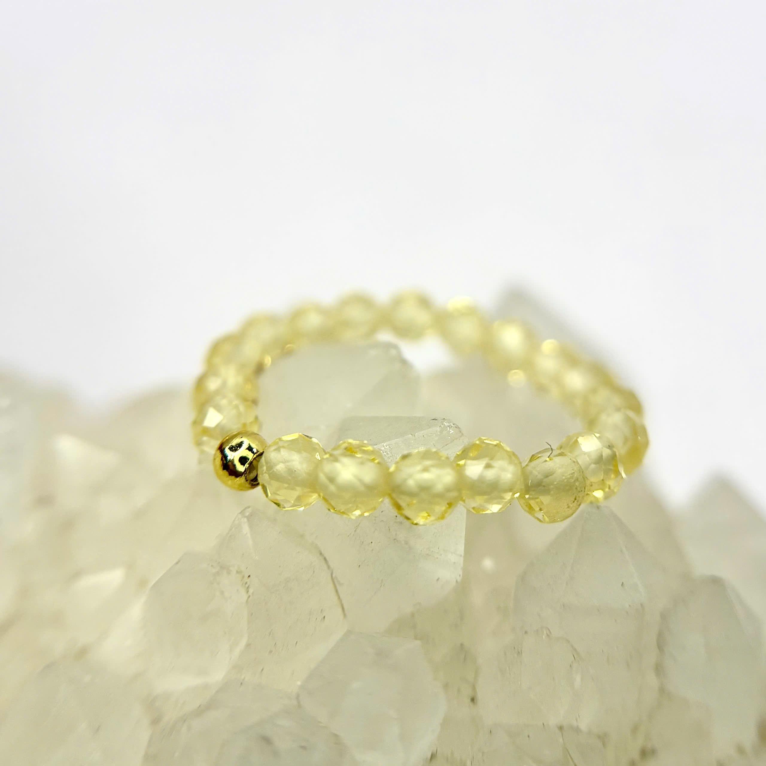 Nhẫn kiểu phong thuỷ đá citrine.