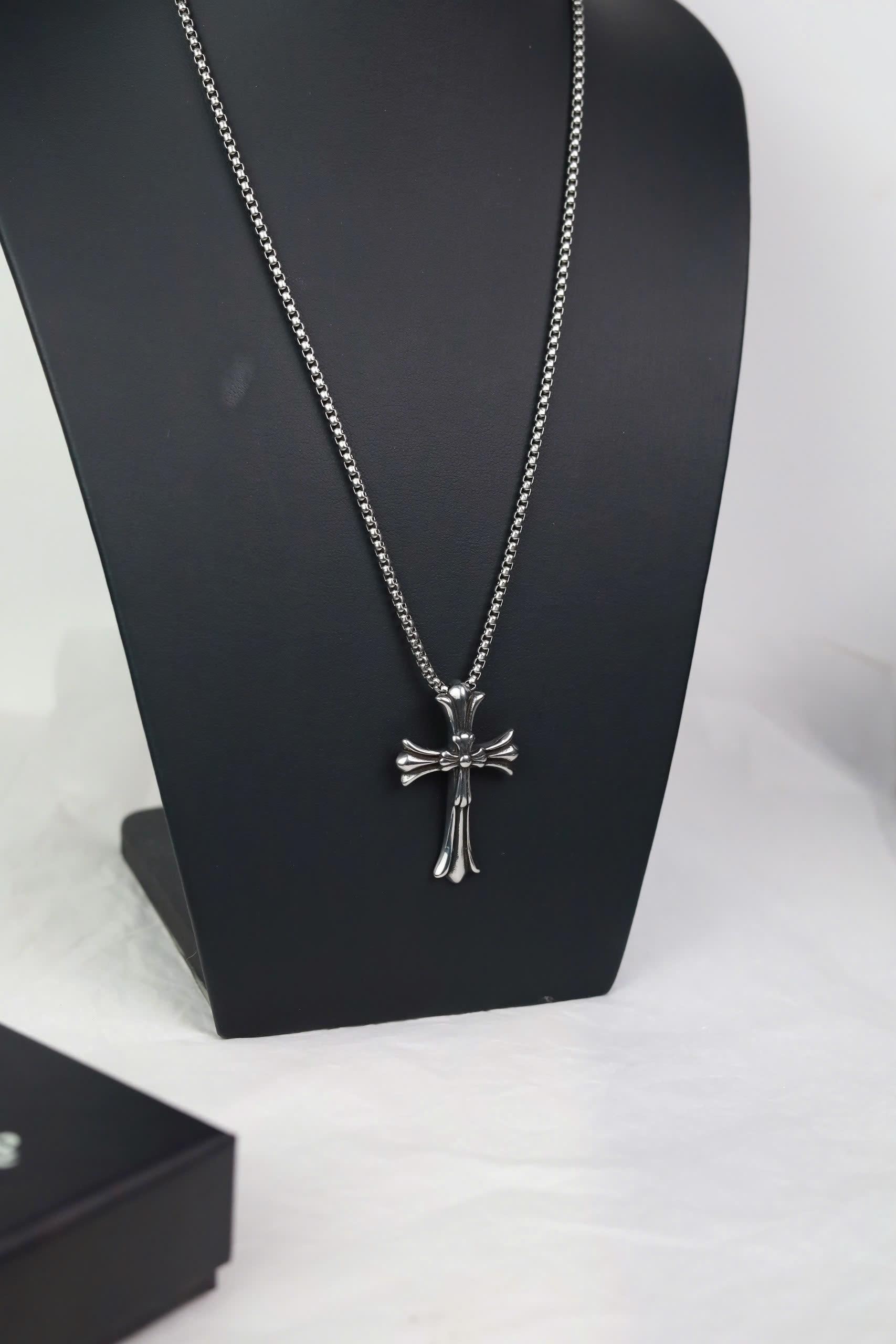 Vòng cổ titan thánh giá khắc chữ ở sau