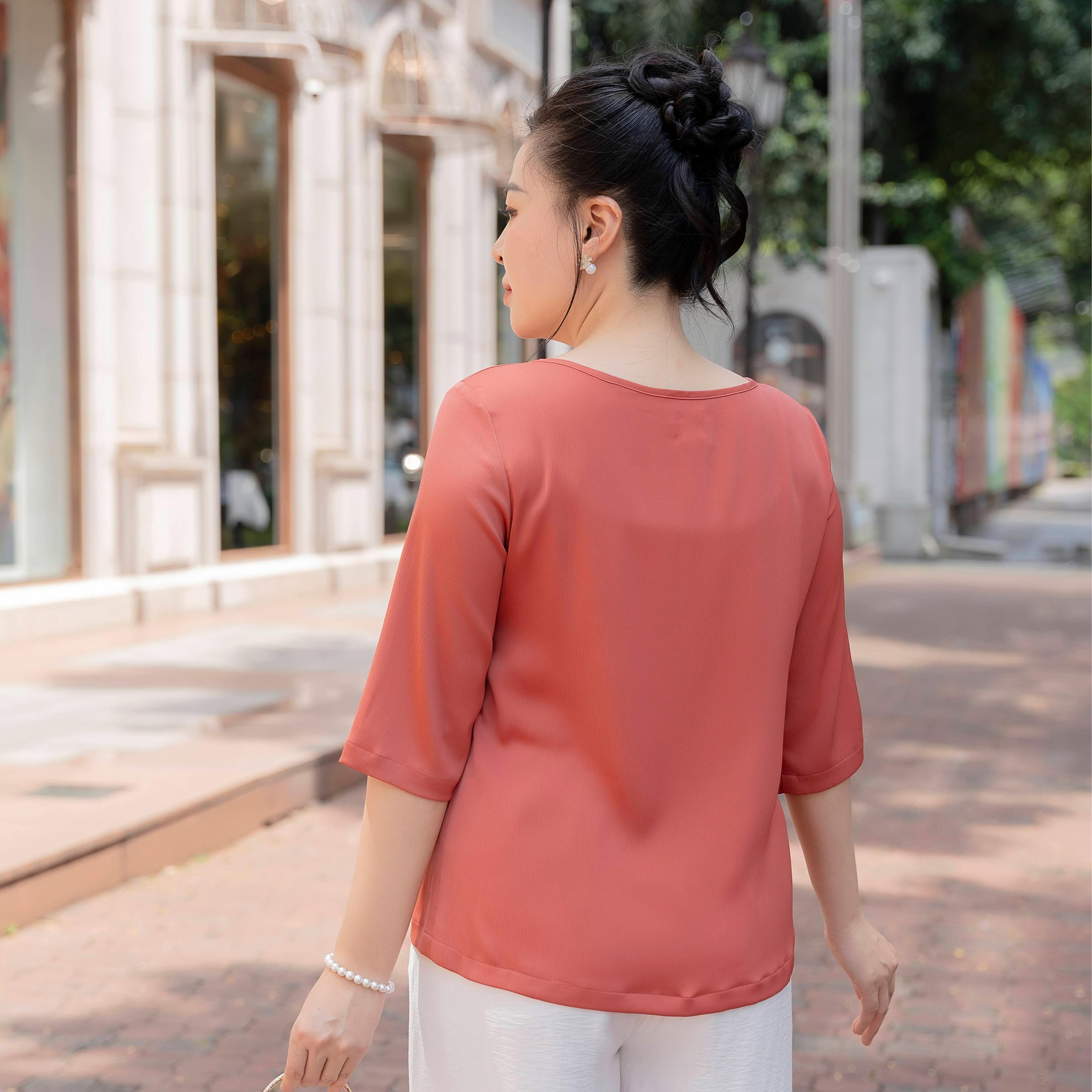 GUMOM - Áo Kiểu Trung Niên U50 U60 Cao Cấp Cổ Tròn Tay Lỡ đính kết thủ công hoa laser và đá cao cấp Sang Trọng Cho Nữ - Women Nhung Kem Xanh Nho Tua Rua Top Voi_thumbnail_5