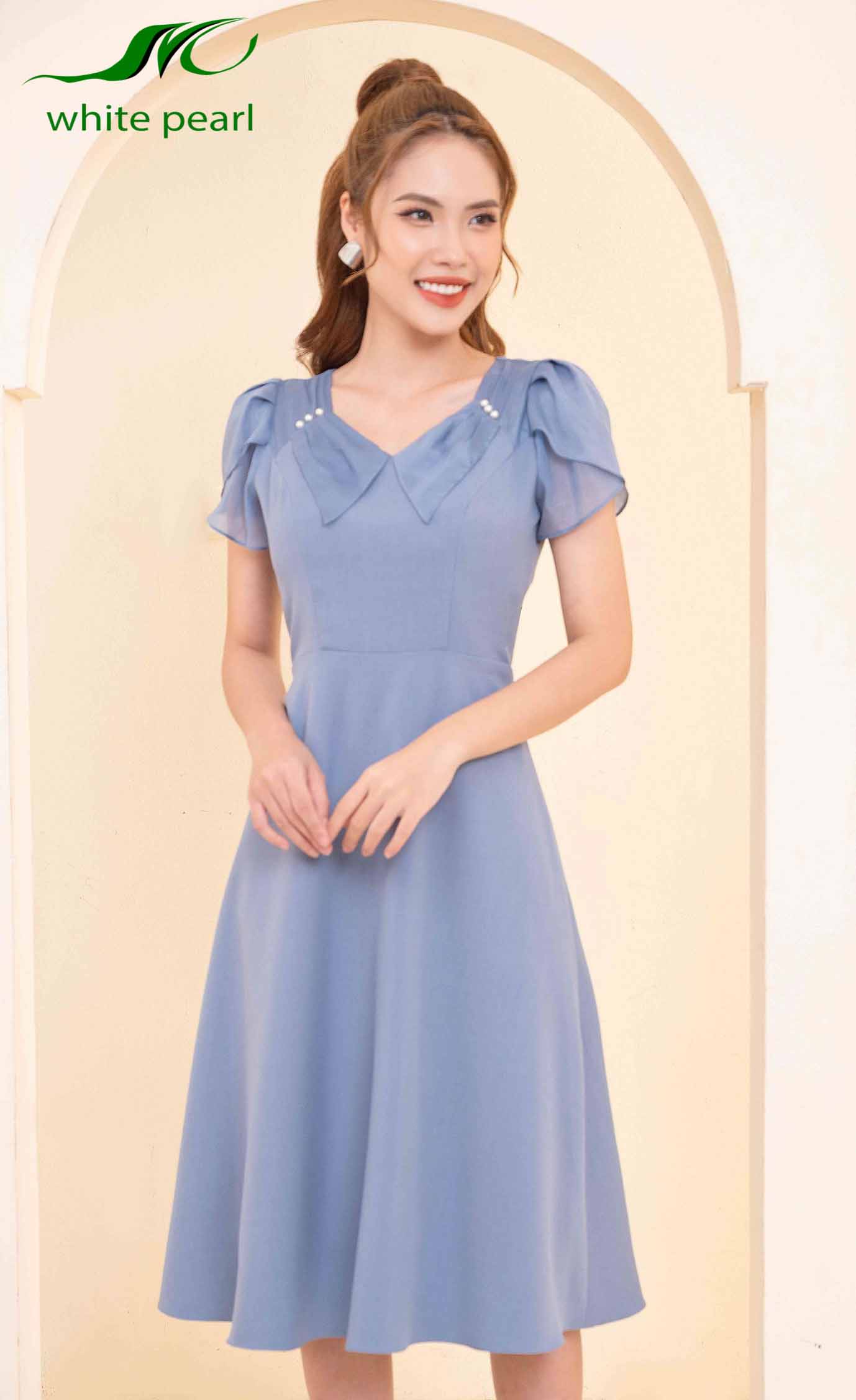 Váy công sở cổ xéo đính ngọc D23-026 Thời trang công sở White Pearl_thumbnail_4