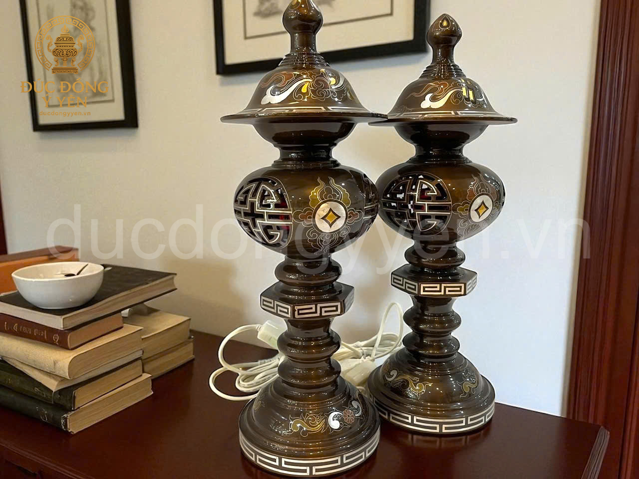 Đèn bày trên ban thờ khảm ngũ sắc đúc đồng đỏ _thumbnail_1