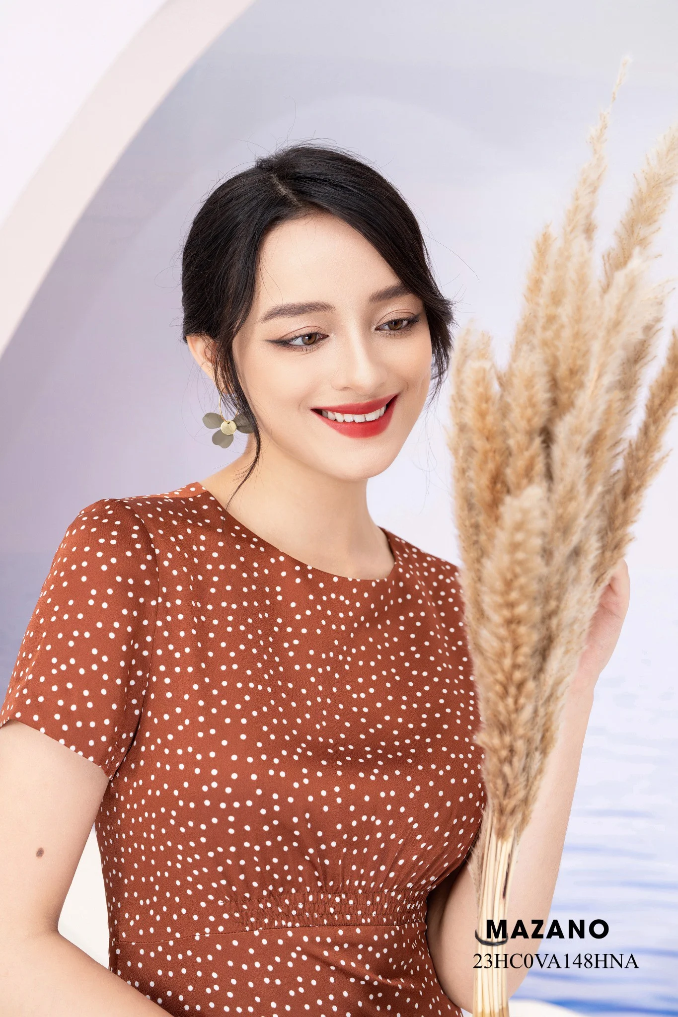 Váy Đầm Ôm Vải lụa mỏng Hoạ tiết chấm bi Chân phối bèo Cổ tròn Tay ngắn Dài ngang bắp chân_thumbnail_2