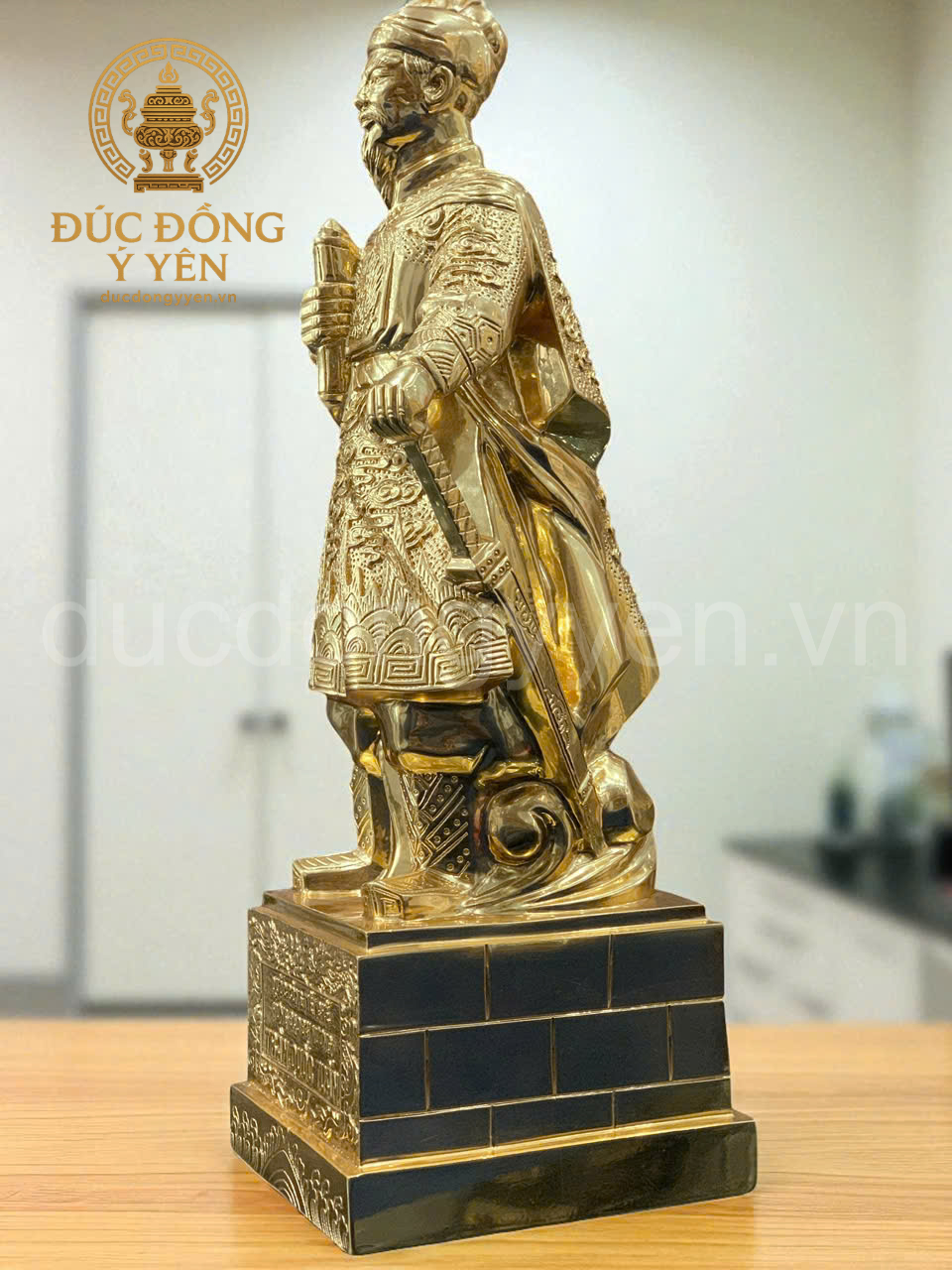 Tượng trần hưng đạo đúc đồng đỏ thiếp vàng 9999 hoa văn nổi _thumbnail_1