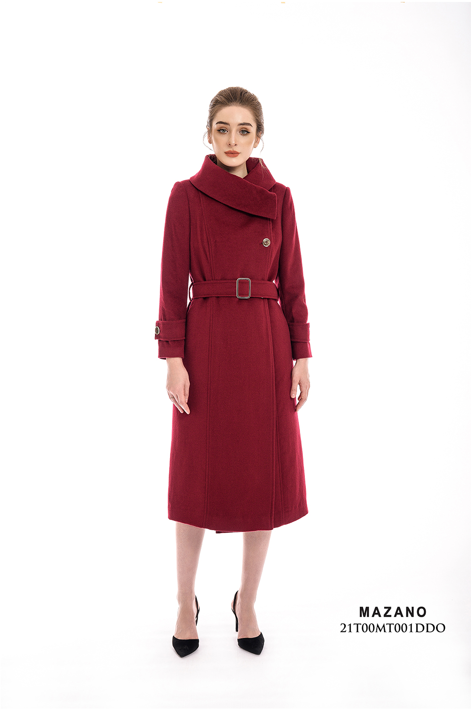 Măng tô đỏ cổ cao thắt đai