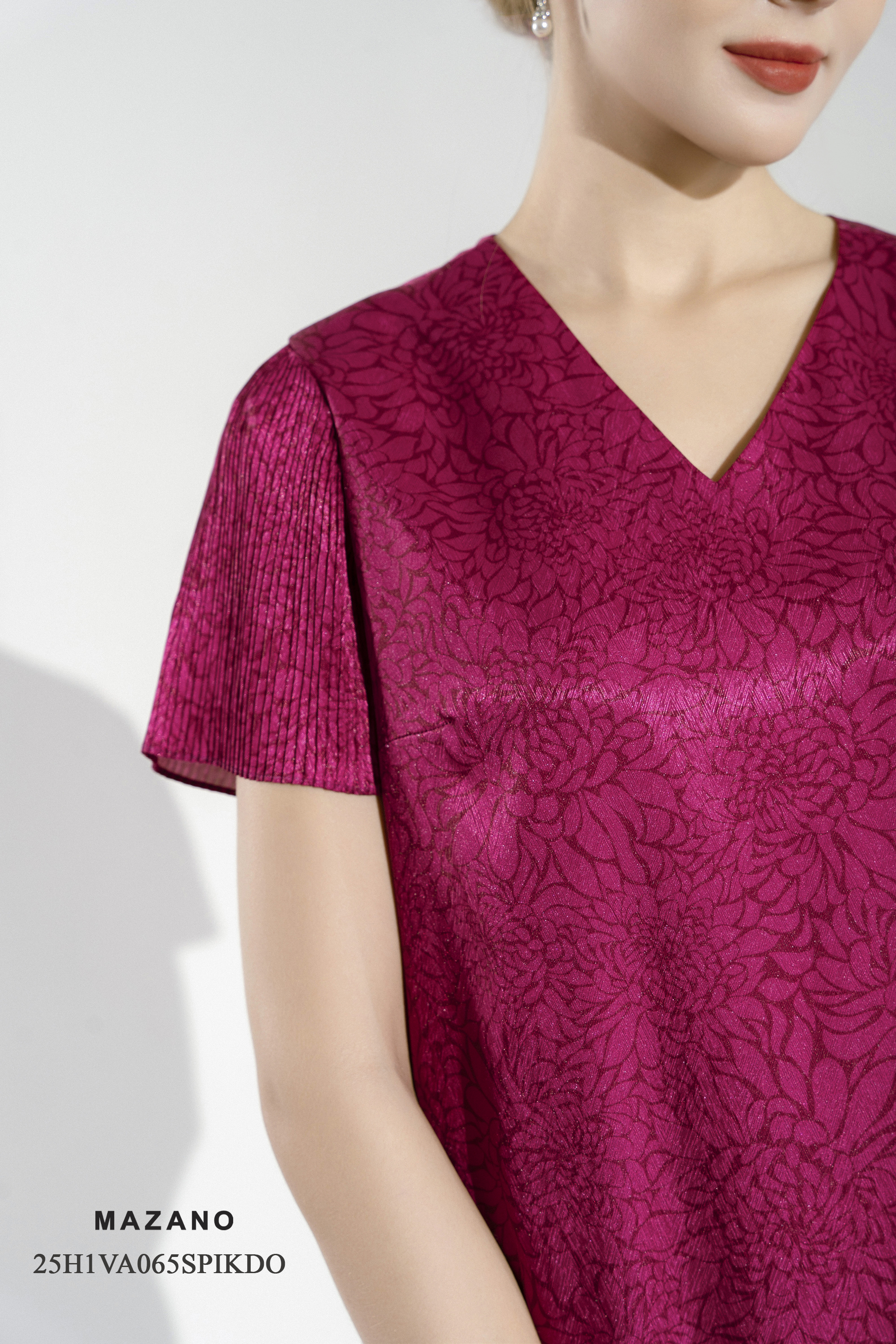 Váy Đầm Suông Vải lụa vân chìm Hoạ tiết hoa cúc cách điệu Cổ V Tay ngắn Dài ngang bắp chân_thumbnail_4