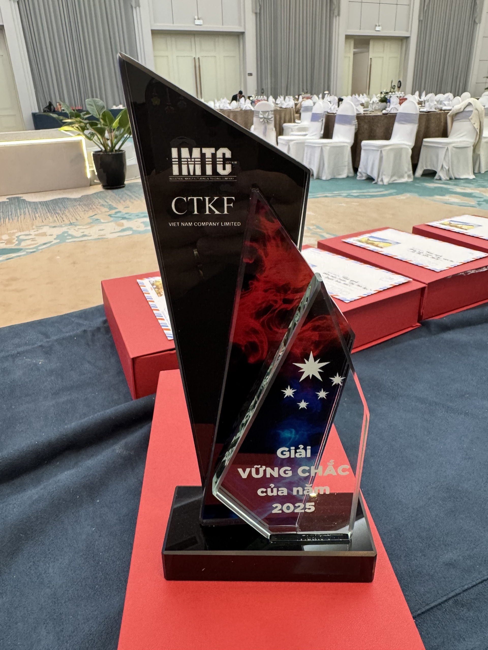 Cúp vinh danh pha lê 3 lớp