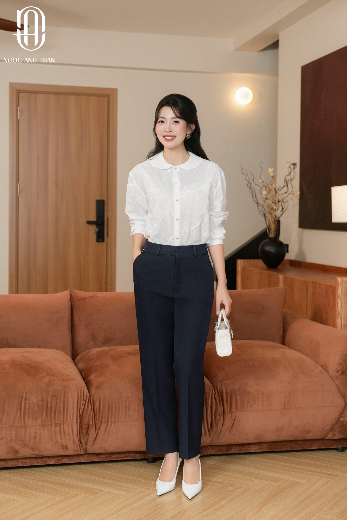 A231 - Áo sơ mi trắng thêu nổi cổ sen