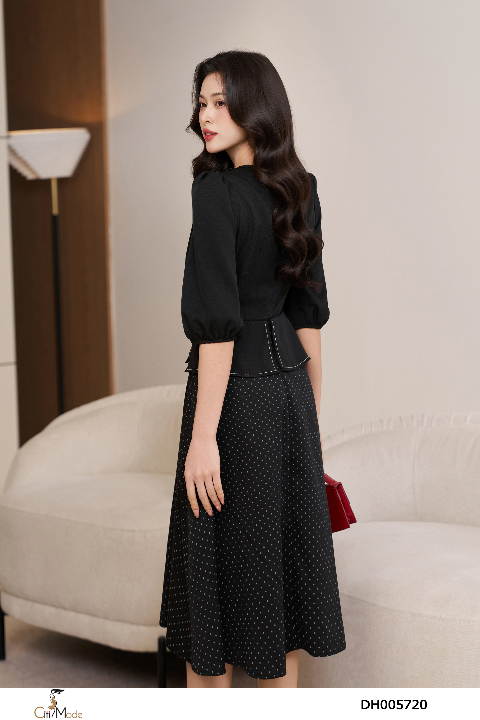 Đầm xòe pepum chấm bi phối cổ V cách điệu tay lỡ