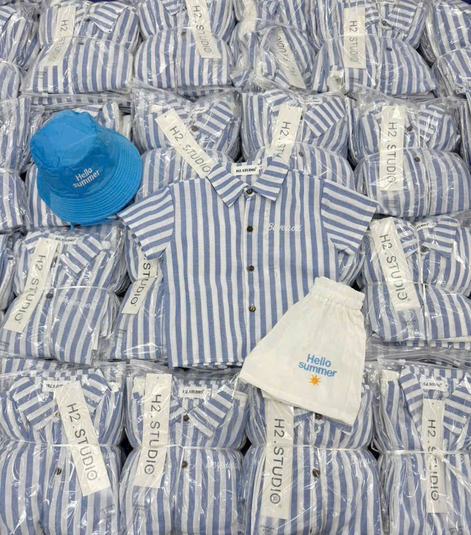T96 BỘ SƠ MI SỌC XANH HELLO SUMMER KÈM MŨ- A108.295