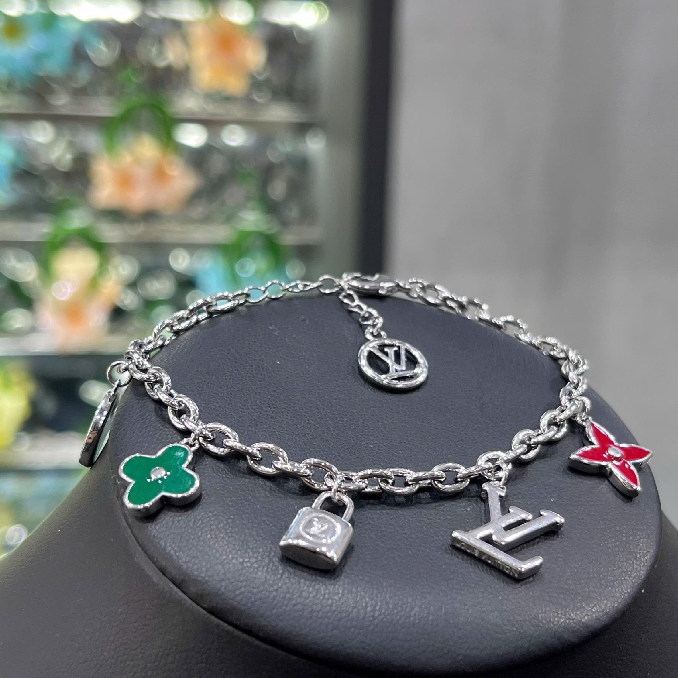 vòng tay titan mạ vàng trắng charm LV hoa nhiều màu_thumbnail_3