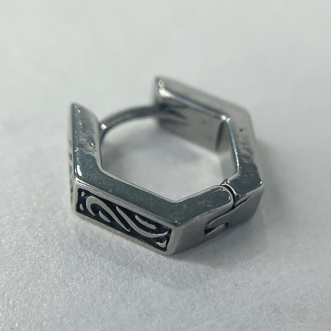 Khuyên vòng tứ giác xoắn