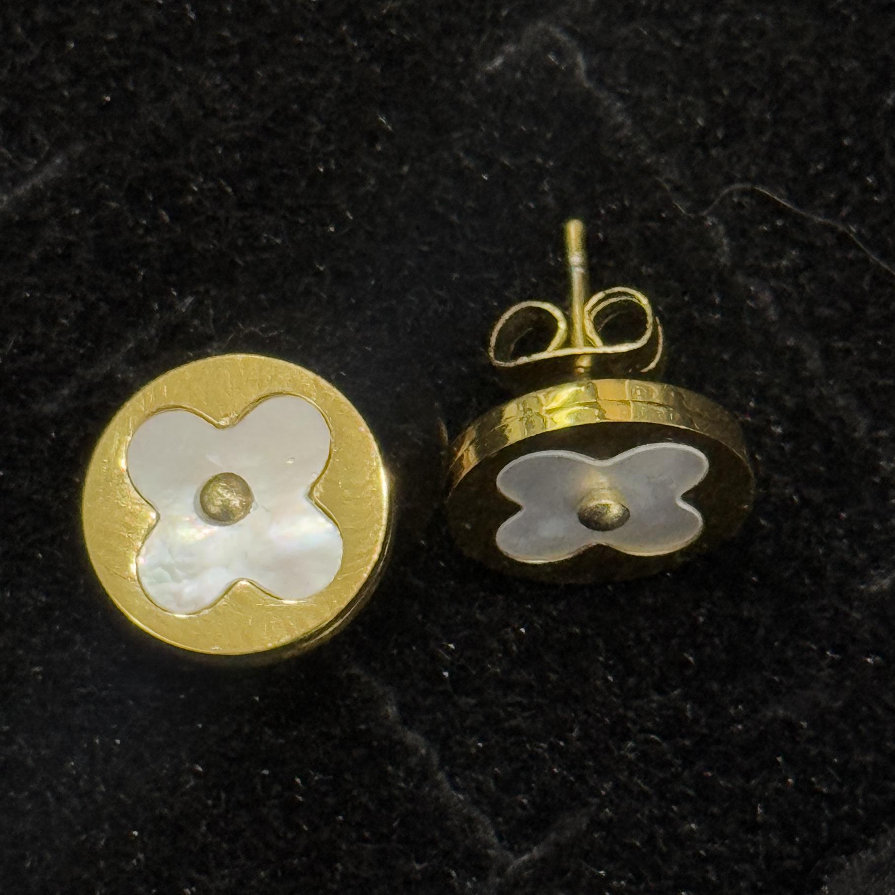 khuyên kiểu cặp titan tròn vàng hoa bốn cánh trắng_thumbnail_2