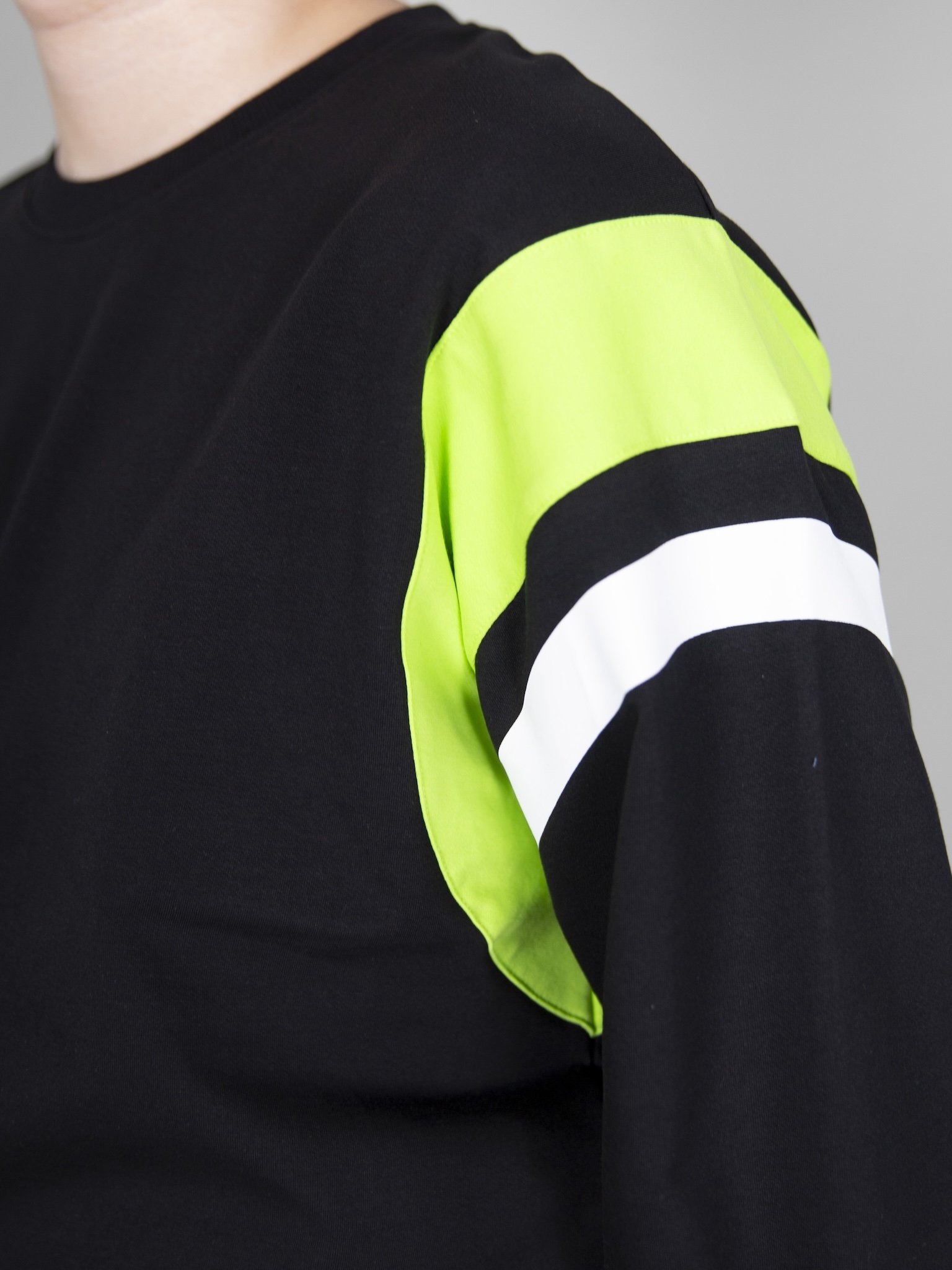 Áo nỉ cổ tròn đen phối neon_thumbnail_4