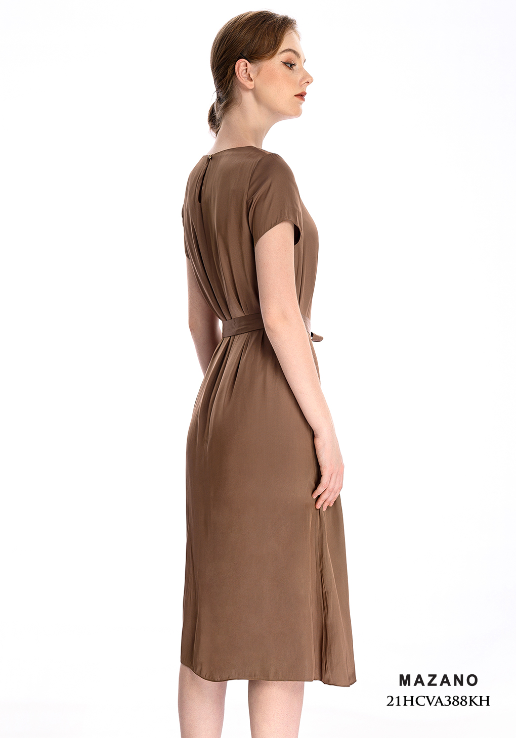 Đầm lụa suông nâu thắt đai đính hoa trang trí