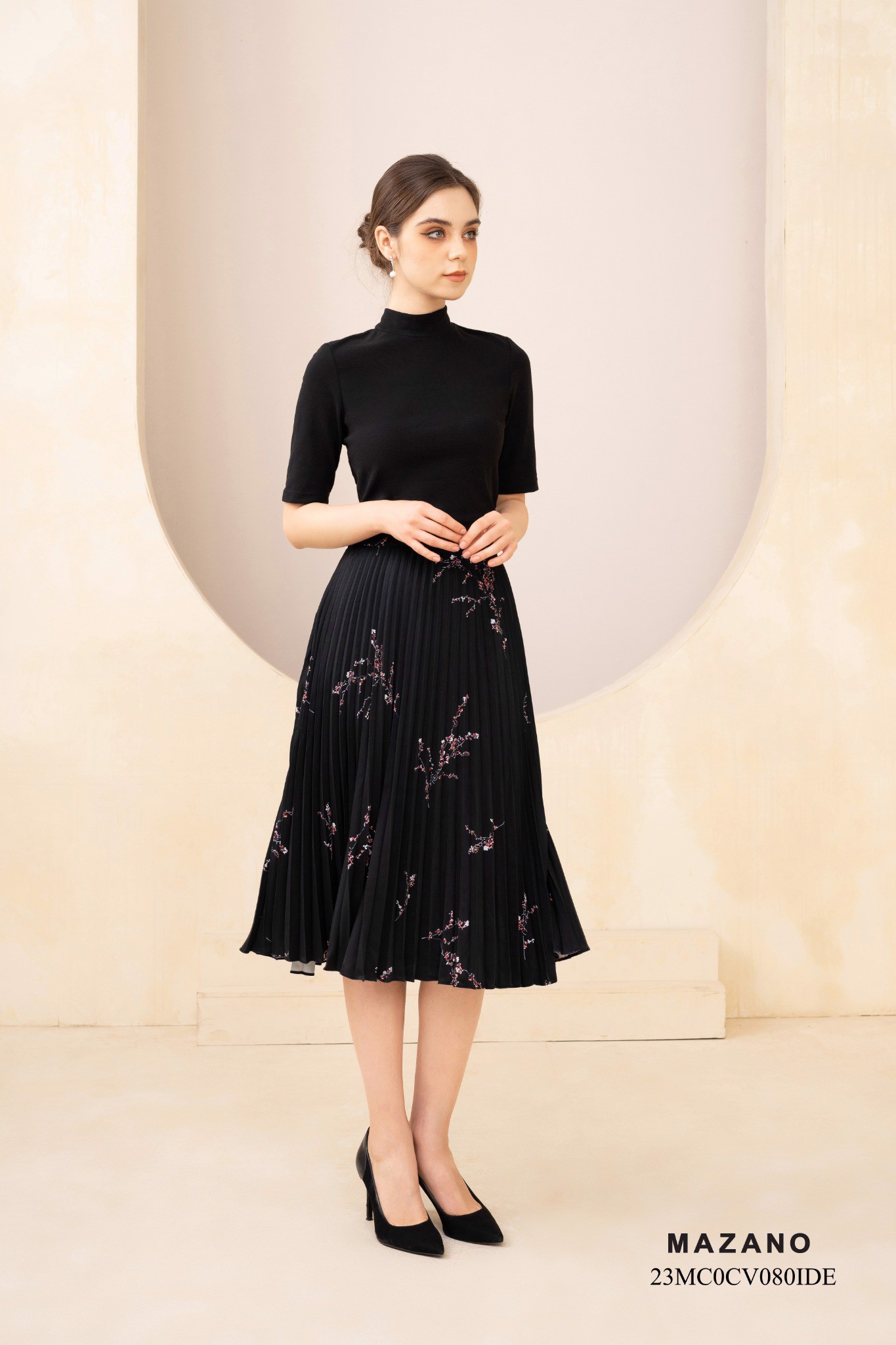 Chân váy lụa dập ly in họa tiết cành hoa đỏ