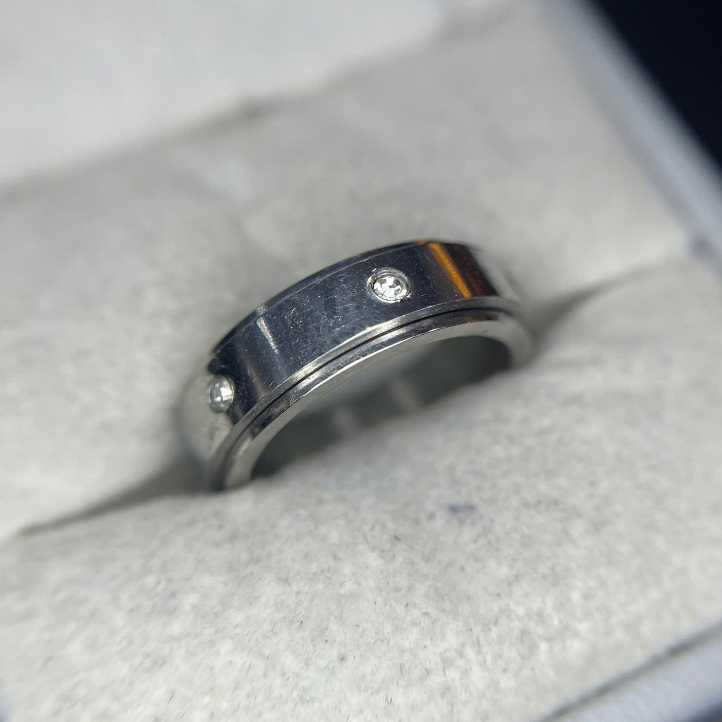 nhẫn titan xoay đính kim cương trắng xung quanh size 7.