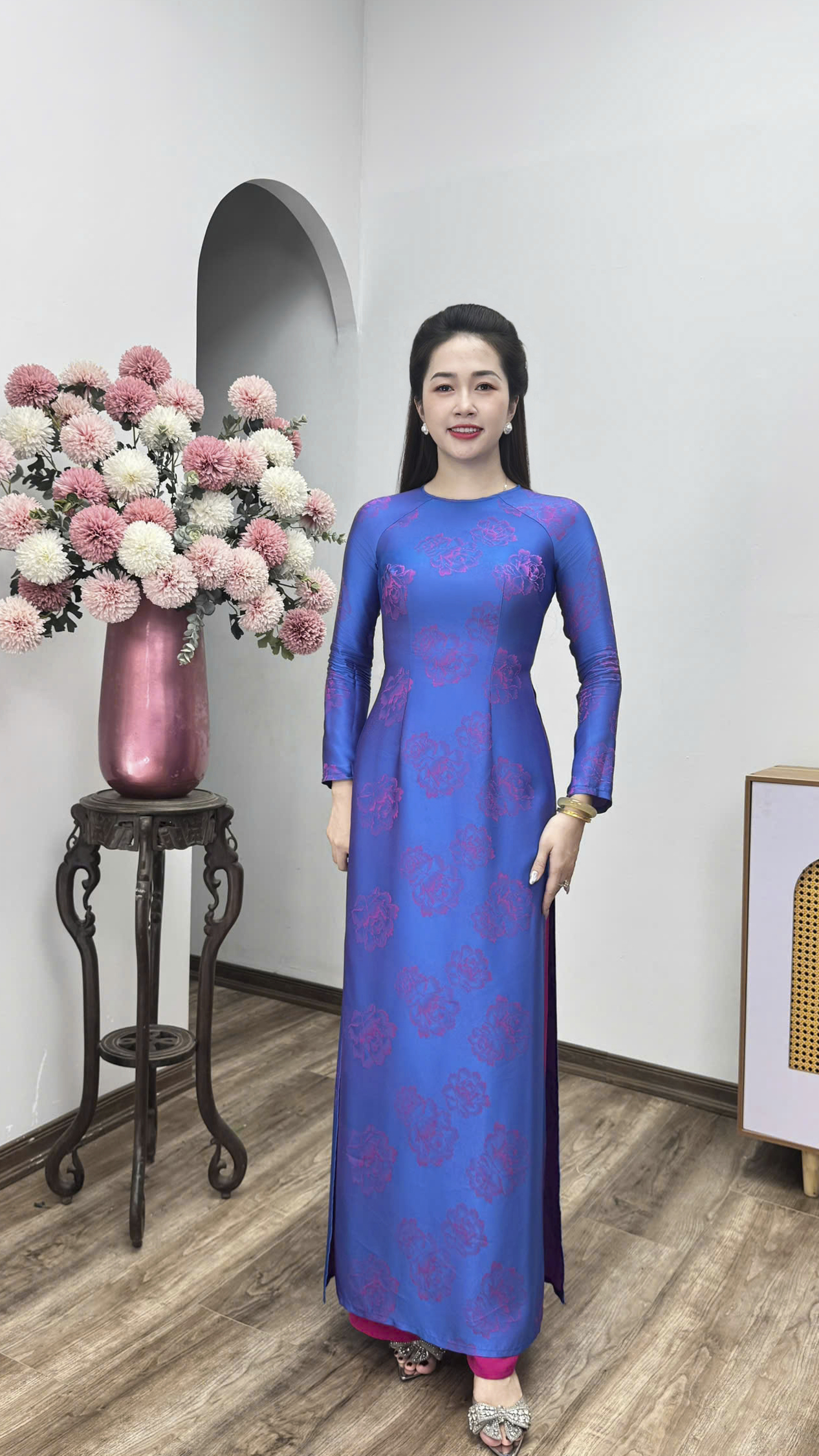 A3027 áo dài cổ khít tay dài tơ tằm xanh coban ánh Hồng hoa to