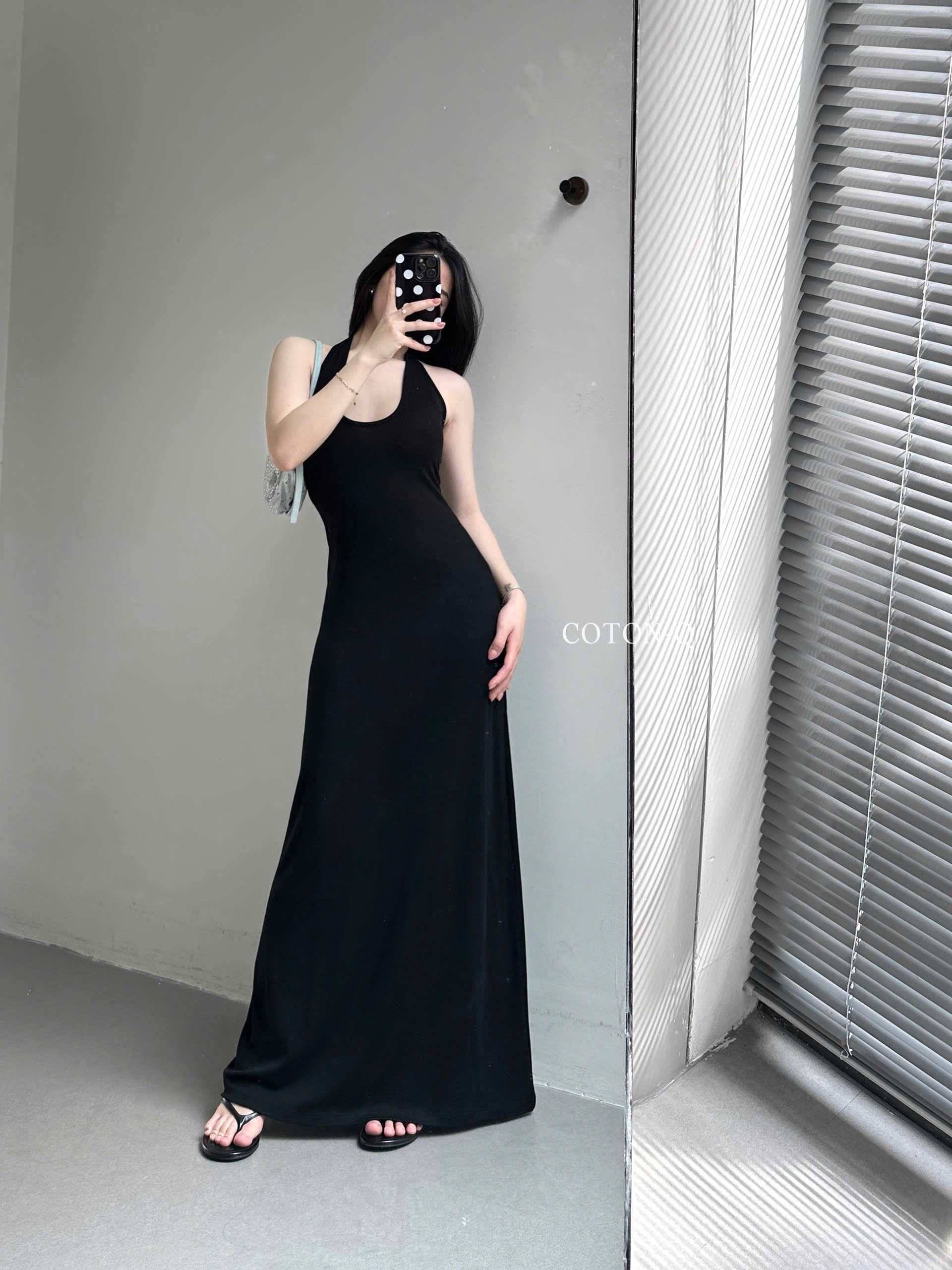 HV38 Đầm thun dài cổ yếm đen