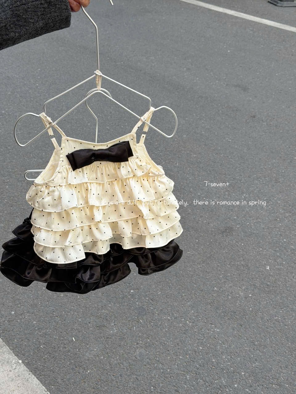 (H125) Set áo 2 dây kem bèo tầng chấm bi kèm chân váy xoè đen hãng Seven_thumbnail_0