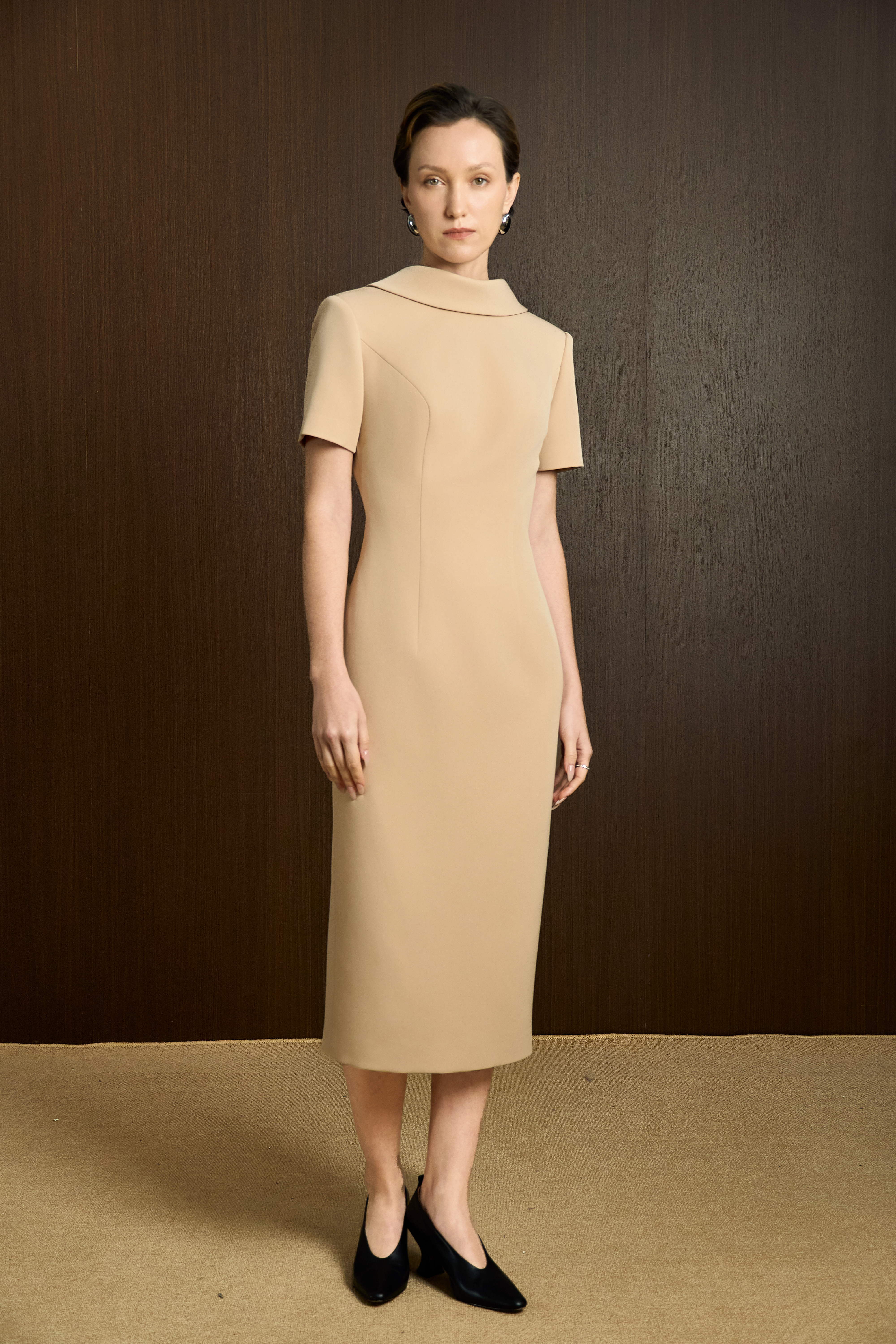 Đầm cao cổ khoét V lưng ( rum dress)_thumbnail_0