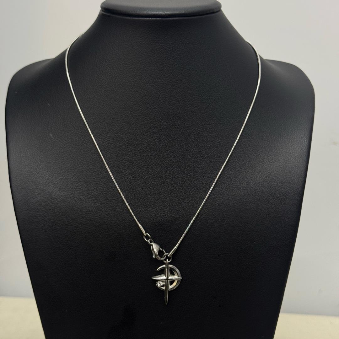 Vòng cổ titan charm sao và trăng.