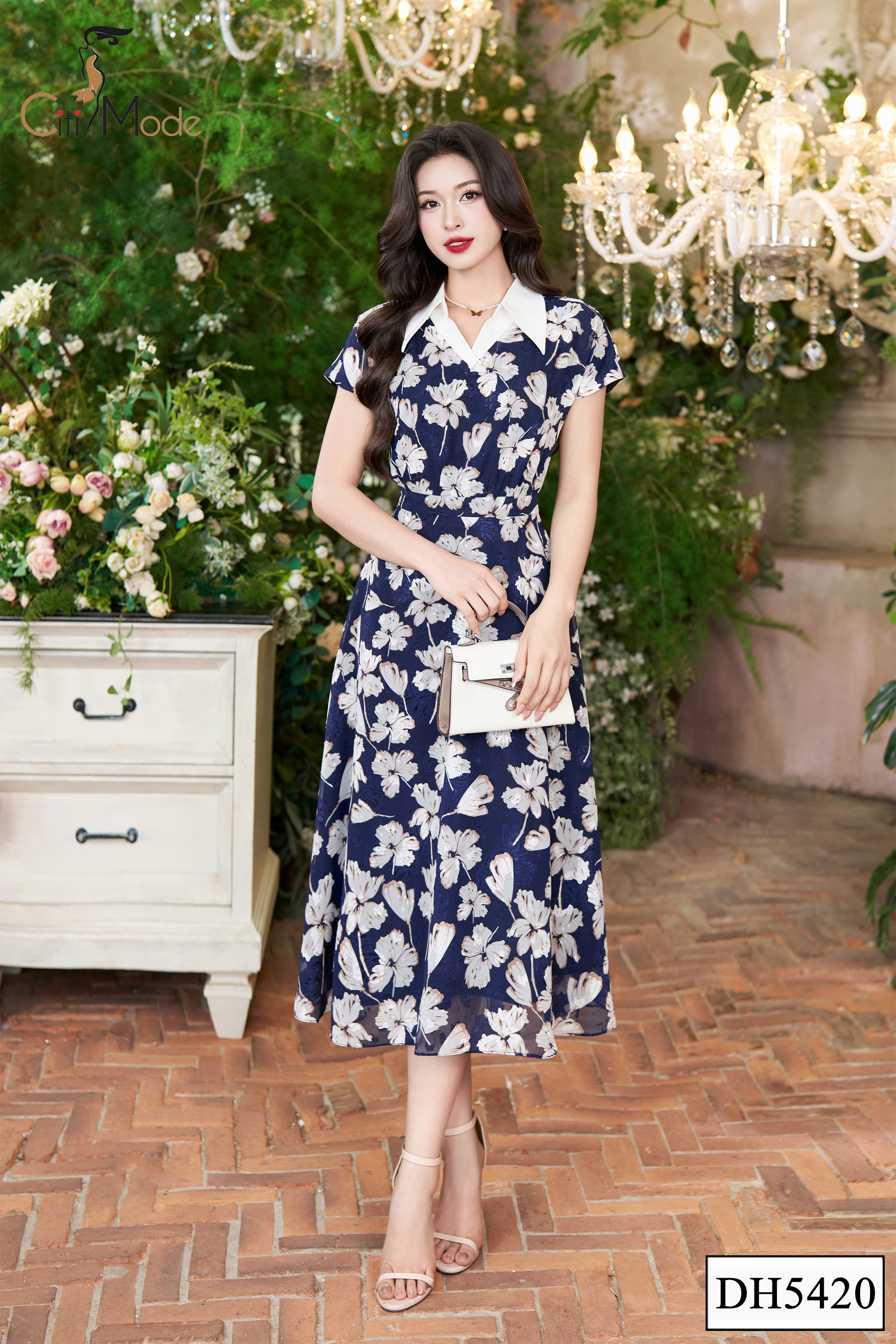 Đầm xòe hoa xanh than phối cổ đức trắng