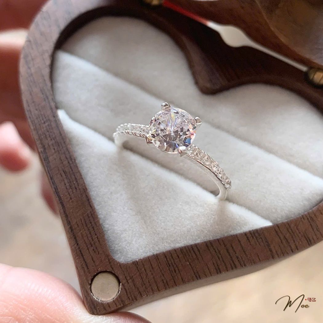 N50 - Nhẫn đá chủ 5ly cầu hôn viền đá_thumbnail_5