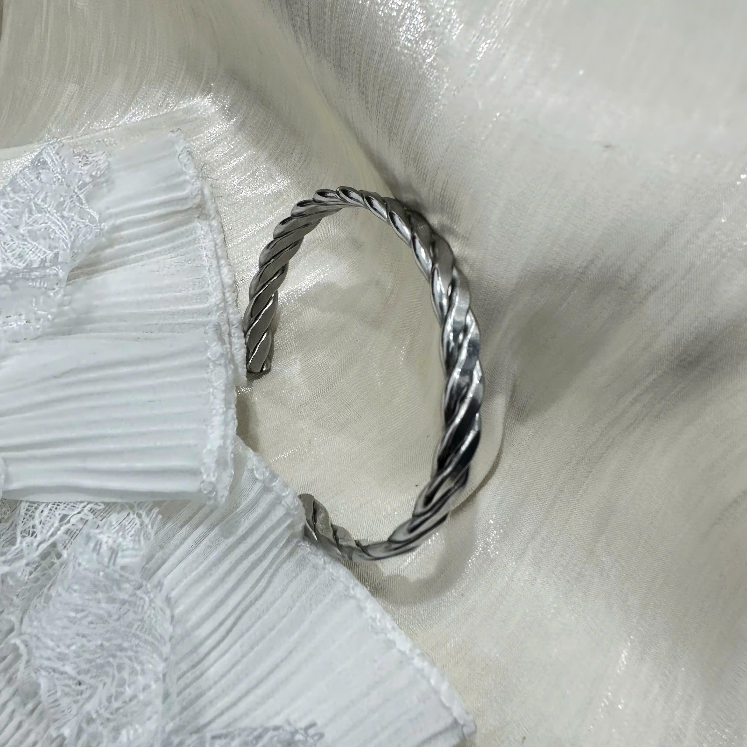 Vòng tay cuff titan dẹt xoắn.