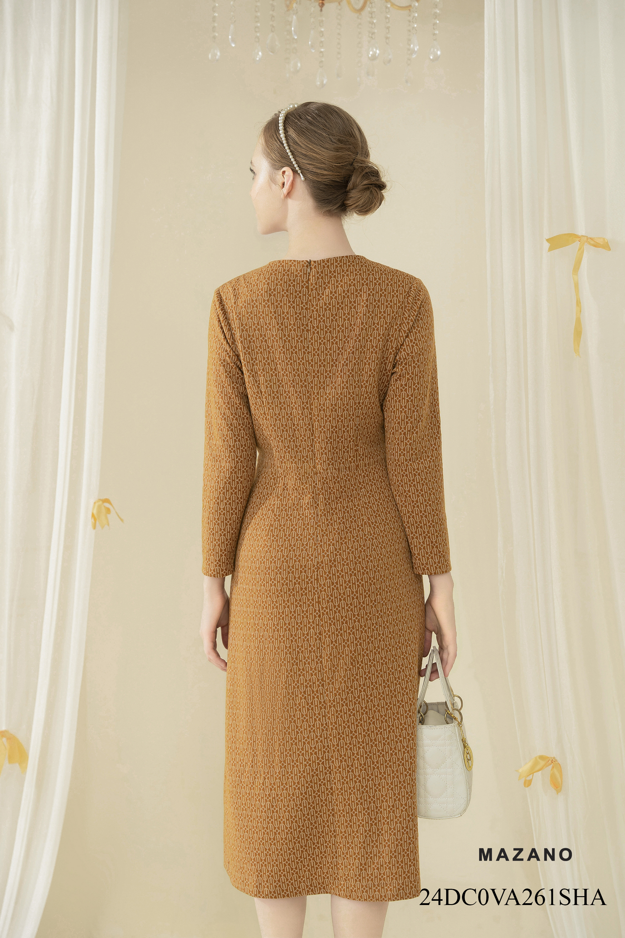 Váy Đầm thân ôm chân rủ Vải dạ len Họa tiết cách điệu Đính hoa cuốn Cổ tròn vừa Tay dài Dài ngang bắp chânVA261SHA