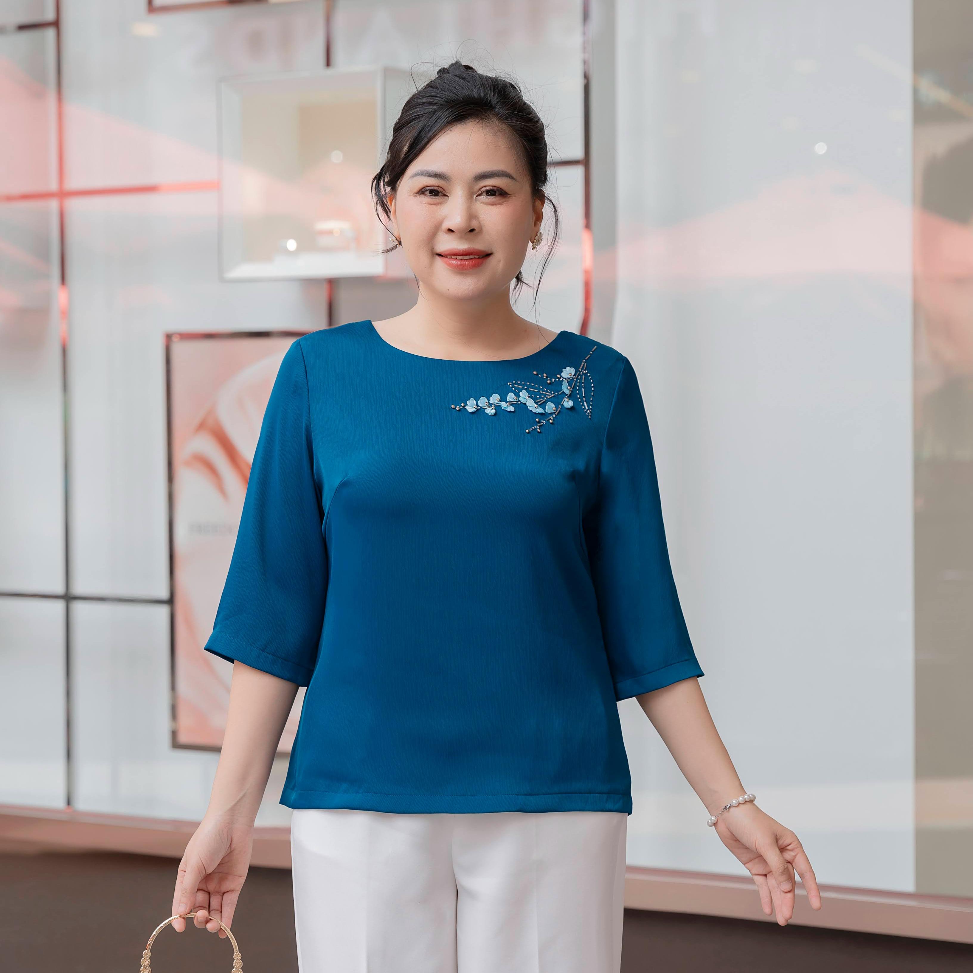 GUMOM - Áo Kiểu Trung Niên U50 U60 Cao Cấp Cổ Tròn Tay Lỡ đính kết thủ công hoa laser và đá cao cấp Sang Trọng Cho Nữ - Women Nhung Kem Xanh Nho Tua Rua Top Voi_thumbnail_9